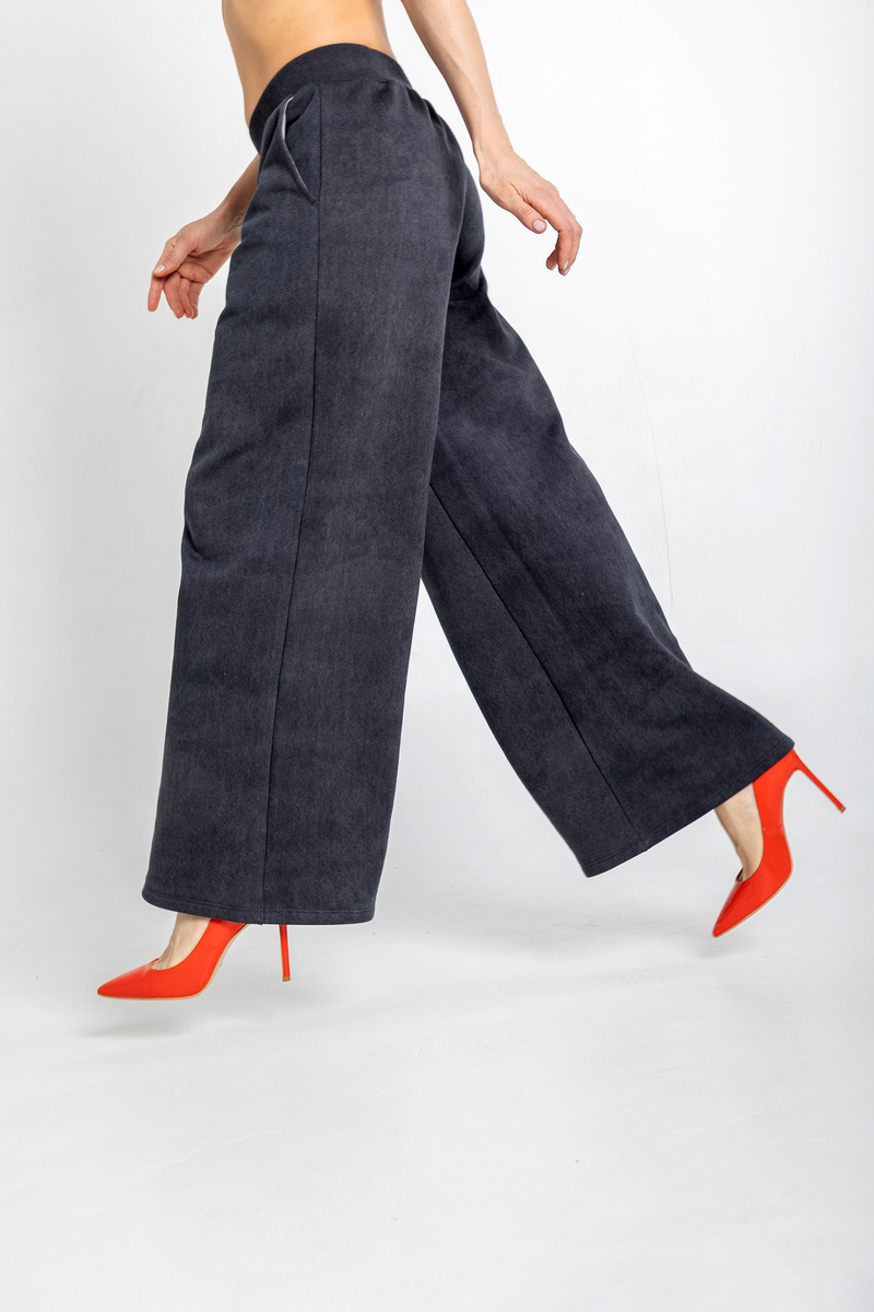 开叉直筒裤:舒适时尚的完美选择 开叉直筒裤:舒适时尚的完美选择