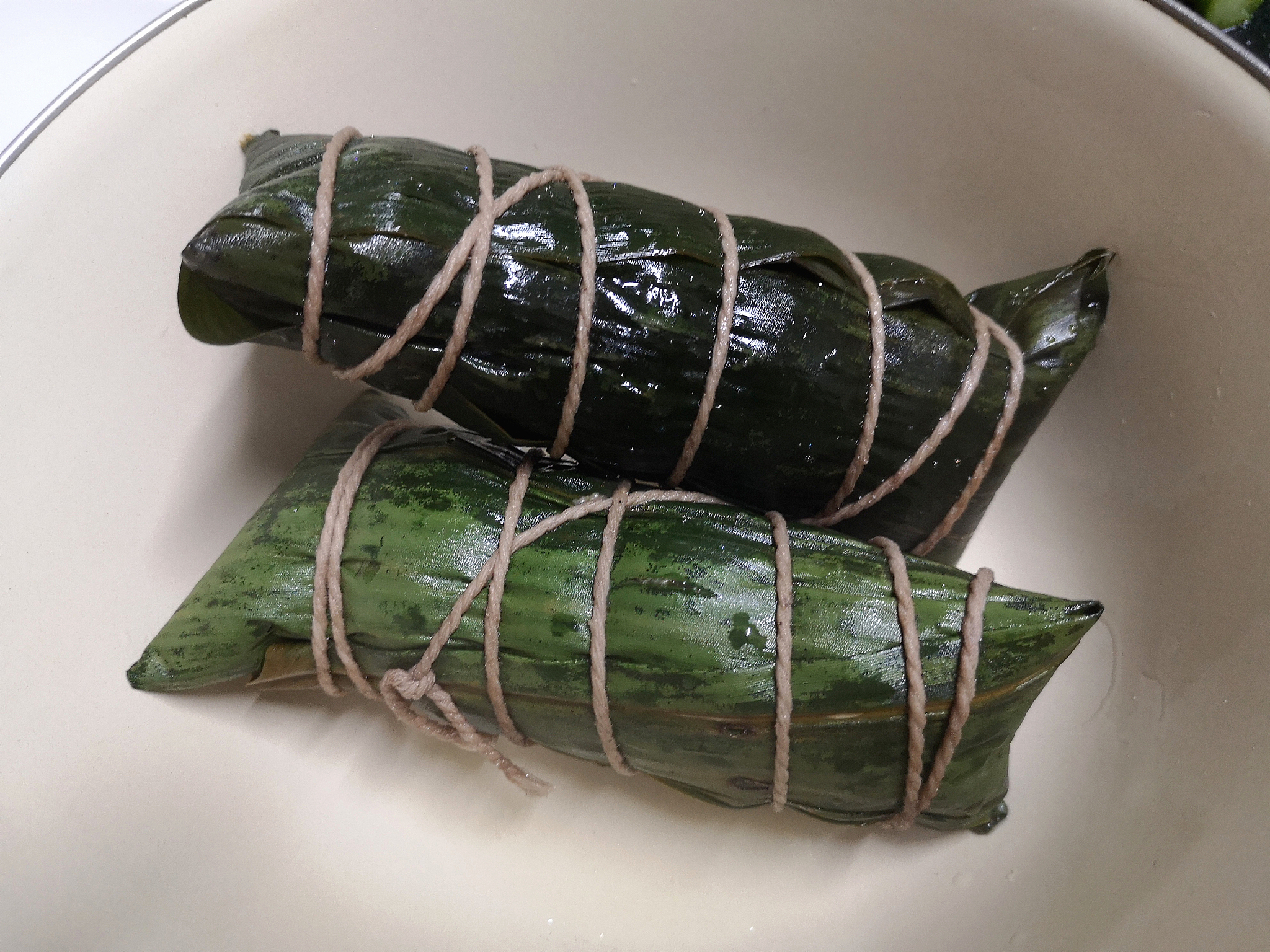 用褐珊加白能变布莱垦粽用200字帮我详细描述