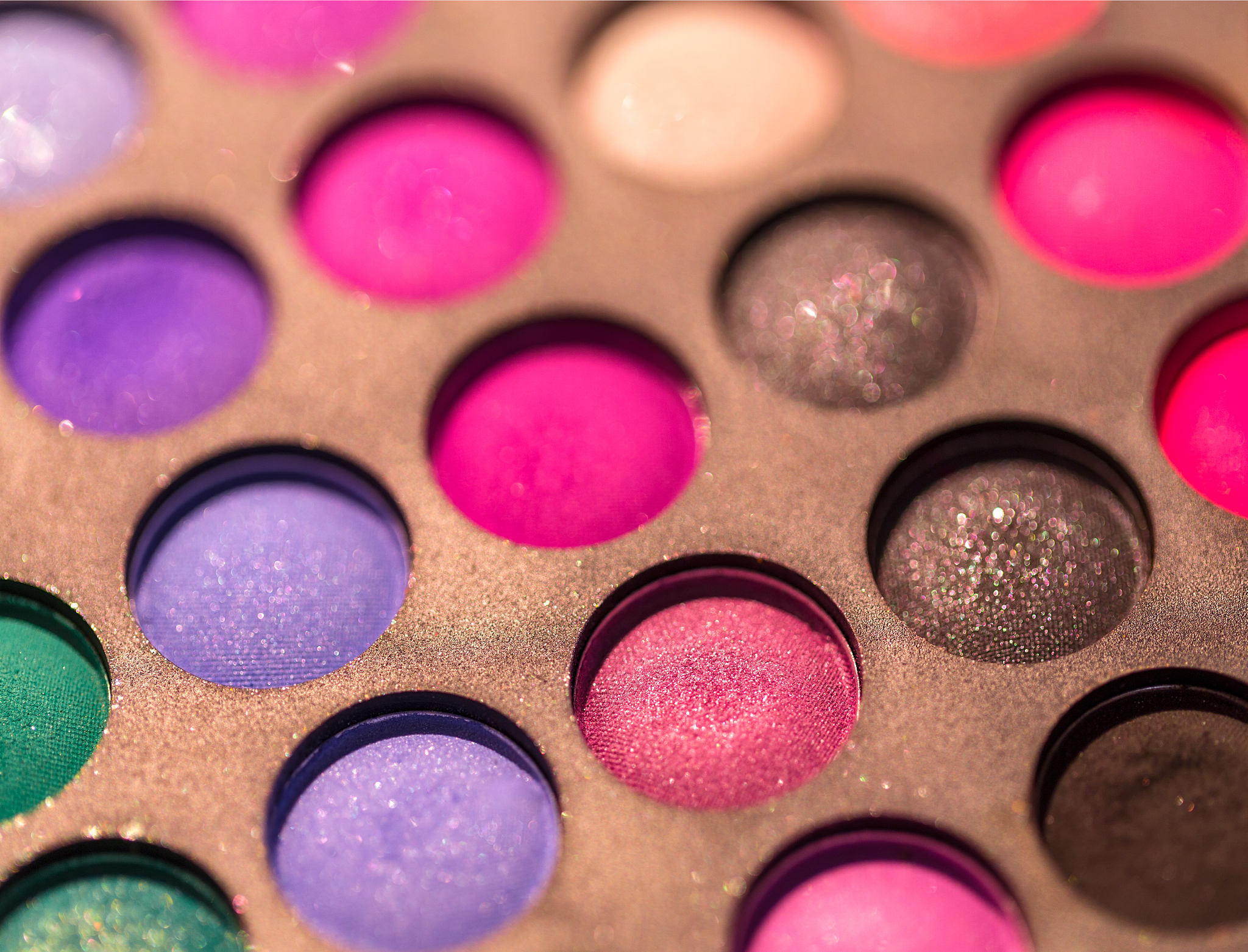 请为Glitterbels品牌写一段宣传广告英文版本。