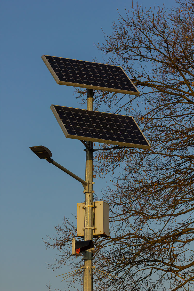 改写下面文字来降低论文查重率：在传统办公空间进行优化创新把我们能减少的电能做到最小化使用率。可以从采光上探究光照时间及方向在屋顶设置太阳能光伏板将阳光辐射产生的能量转化为热能或电能以此满足办公空间内的照明用电、加热水源、供暖保温等功能 减少传统能源的消耗