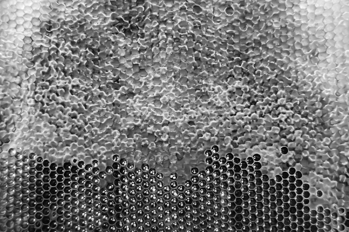 以 硅铁的密度：揭示微观世界的奇妙之轻为标题撰写一篇自媒体文案要专业性高一点吸引受众