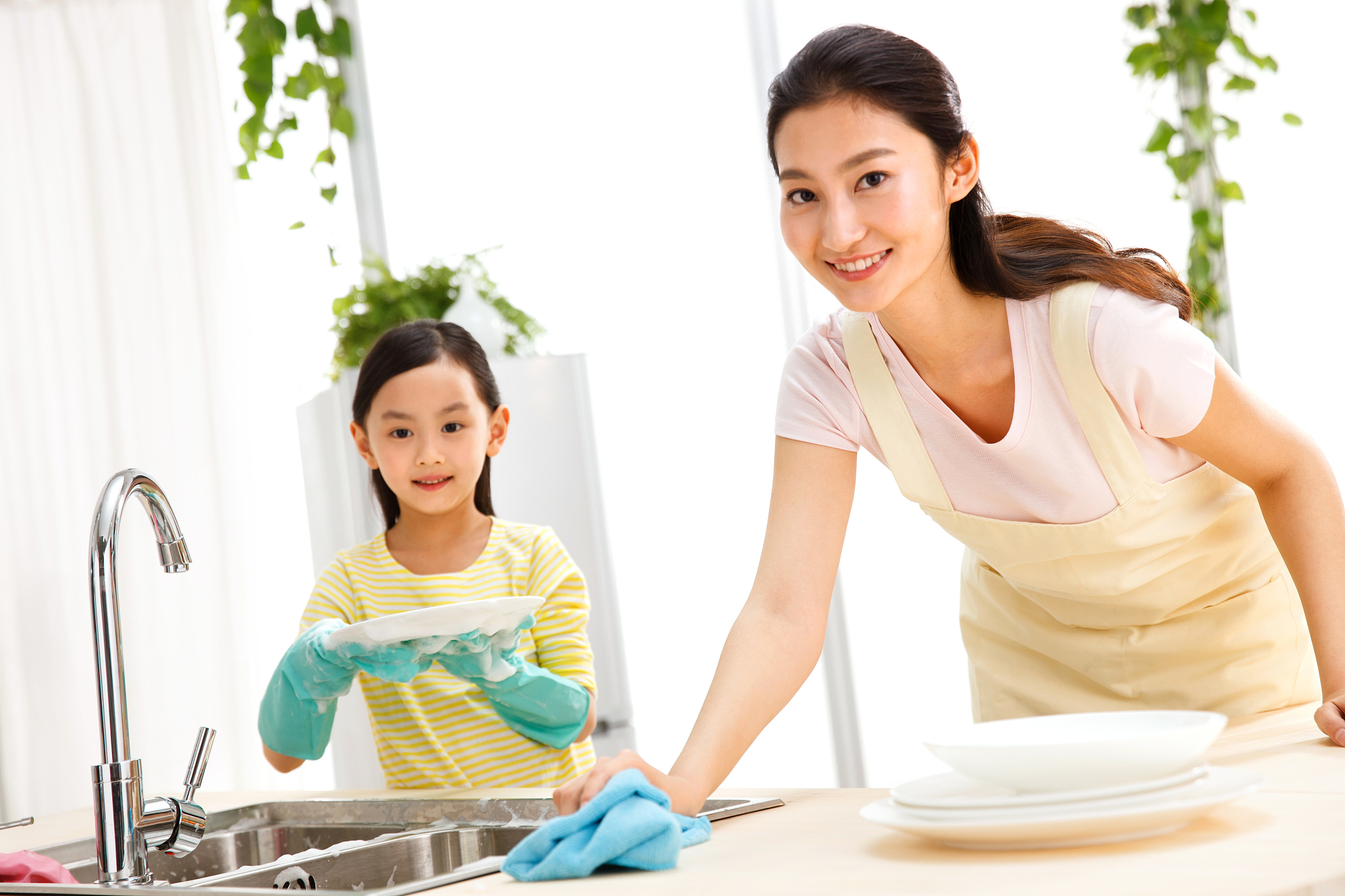 周末飞飞踢完球回到家看到