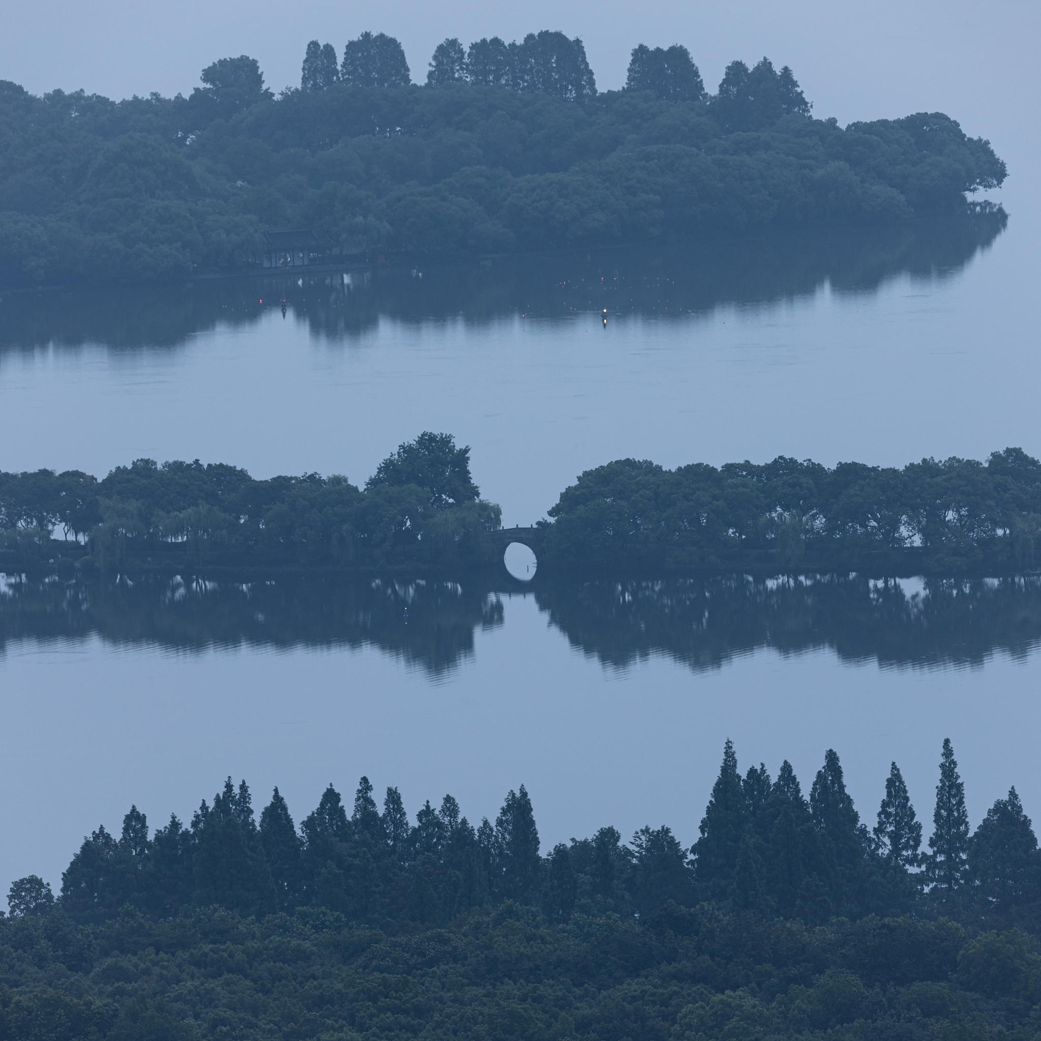 山外青山楼外楼西湖歌舞几时休？暖风熏得游人醉直把杭州作汴州。仿写