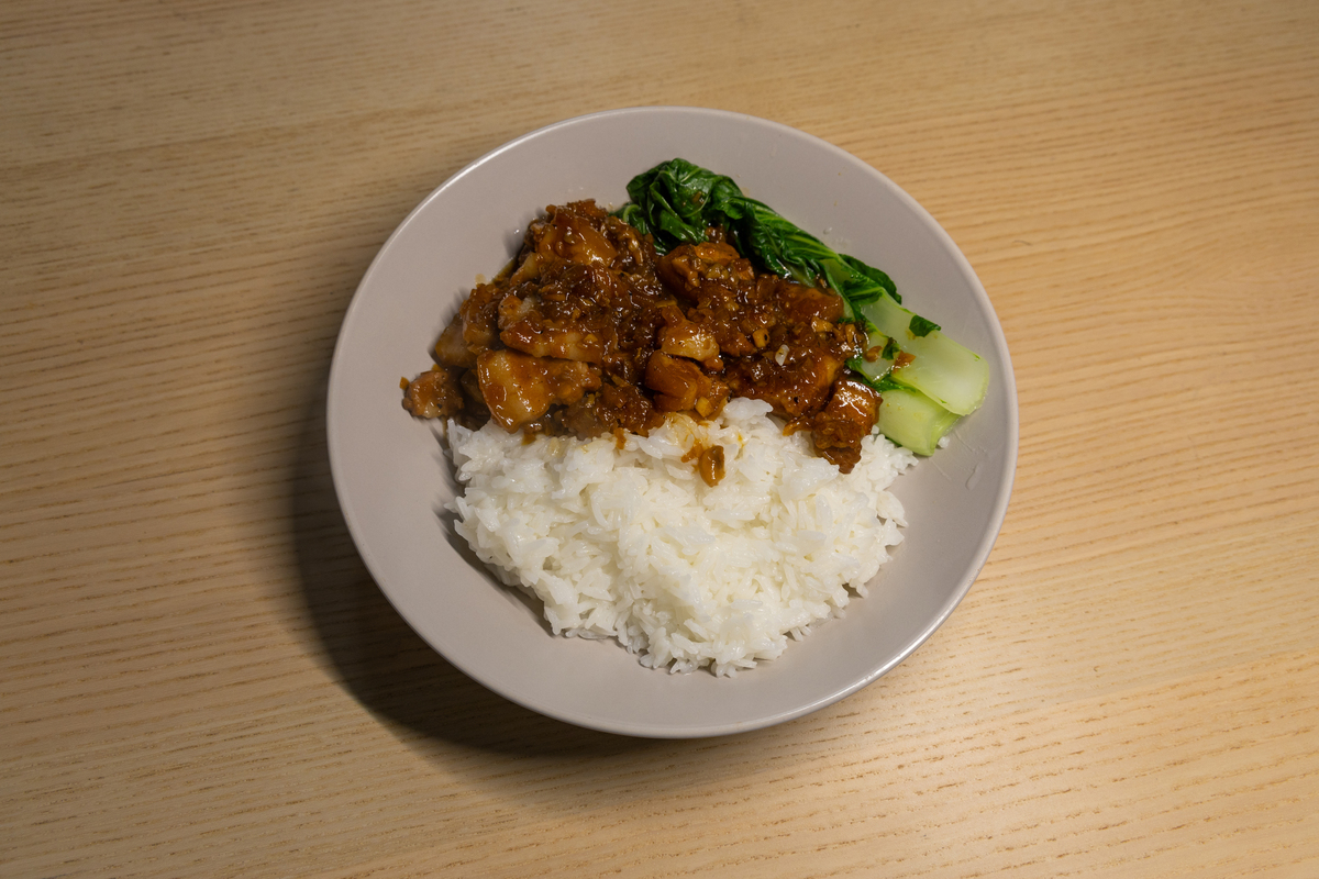 请根据下面的模板写一份相似的文案 意思跟原文不变我万万没想到孩子爱吃的卤肉饭在家轻松就能复刻孩子特别喜欢吃锅中不用放油放入洗净的五花肉煸炒出油脂放葱姜料酒去腥增香加入8个鹌鹑蛋和香菇好吃的关键就是放一包大厨都在用的卤肉汁味道真的是绝了记住一定要加入开水把肉炖到软烂为止越是软烂越不腻越是软烂越好吃哇塞这样做的卤肉饭酱香浓郁我家三个儿子吃不够