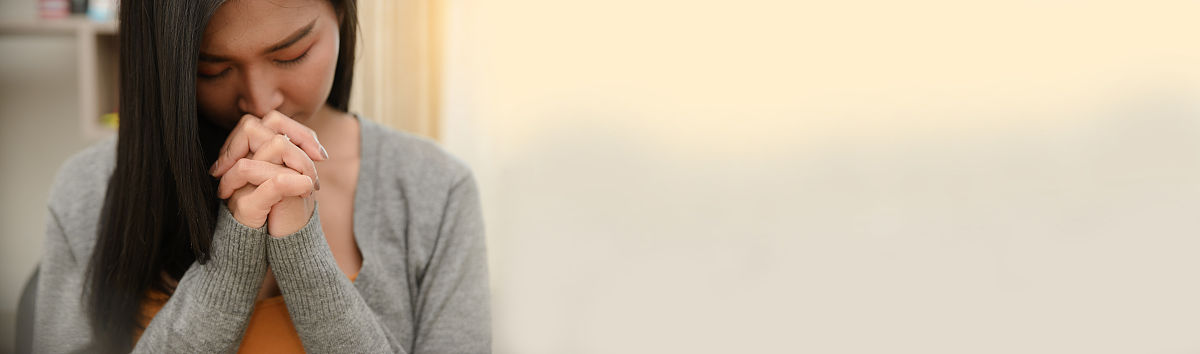 以极尽夸张的手法戏仿历史文献和寓言叙述构思巧妙表现了不仅是当代中国社会激烈变迁的寓言更是中国人的心态由政治崇拜向着物质崇拜的炸裂的寓言将这段文字进行改写