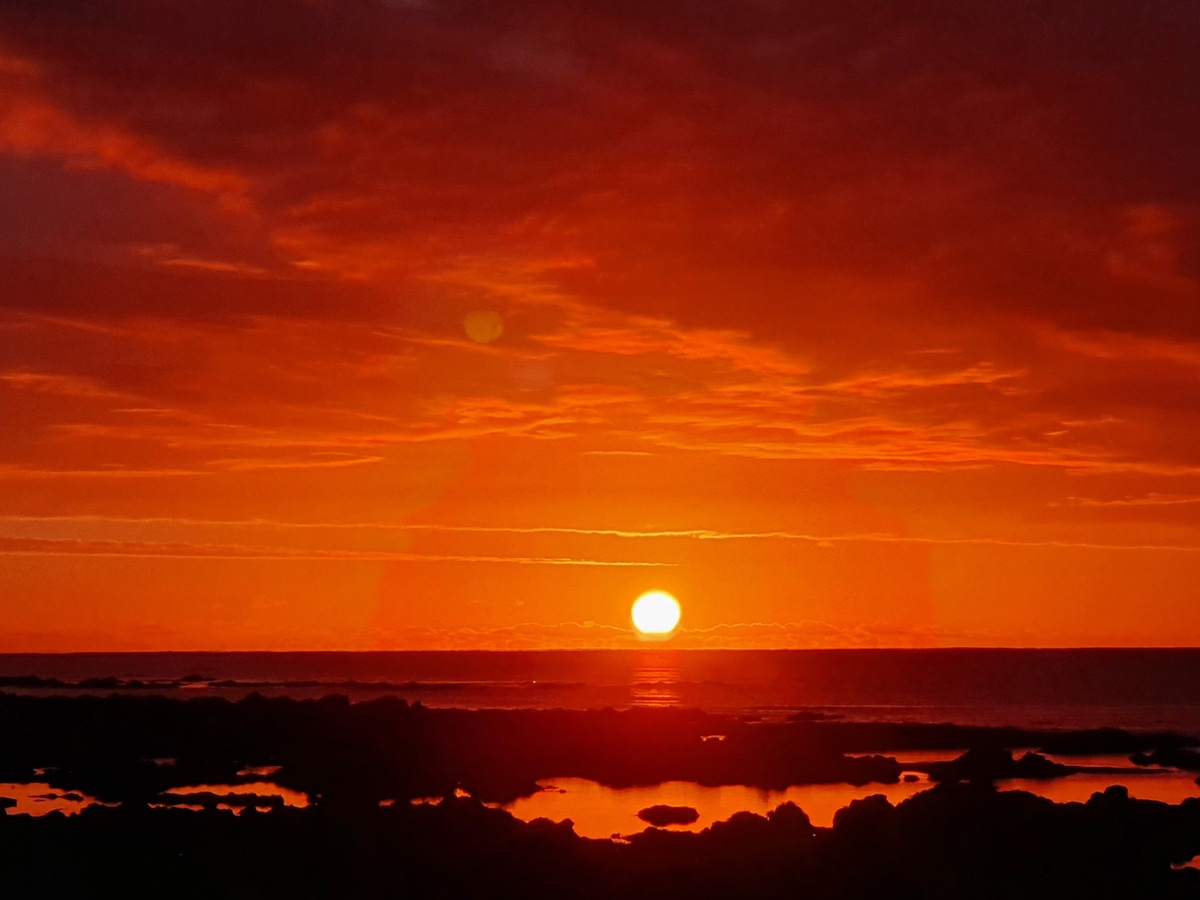 朝霞对夕阳，晚霞对晨曦：揭秘日出日落背后的色彩奇观