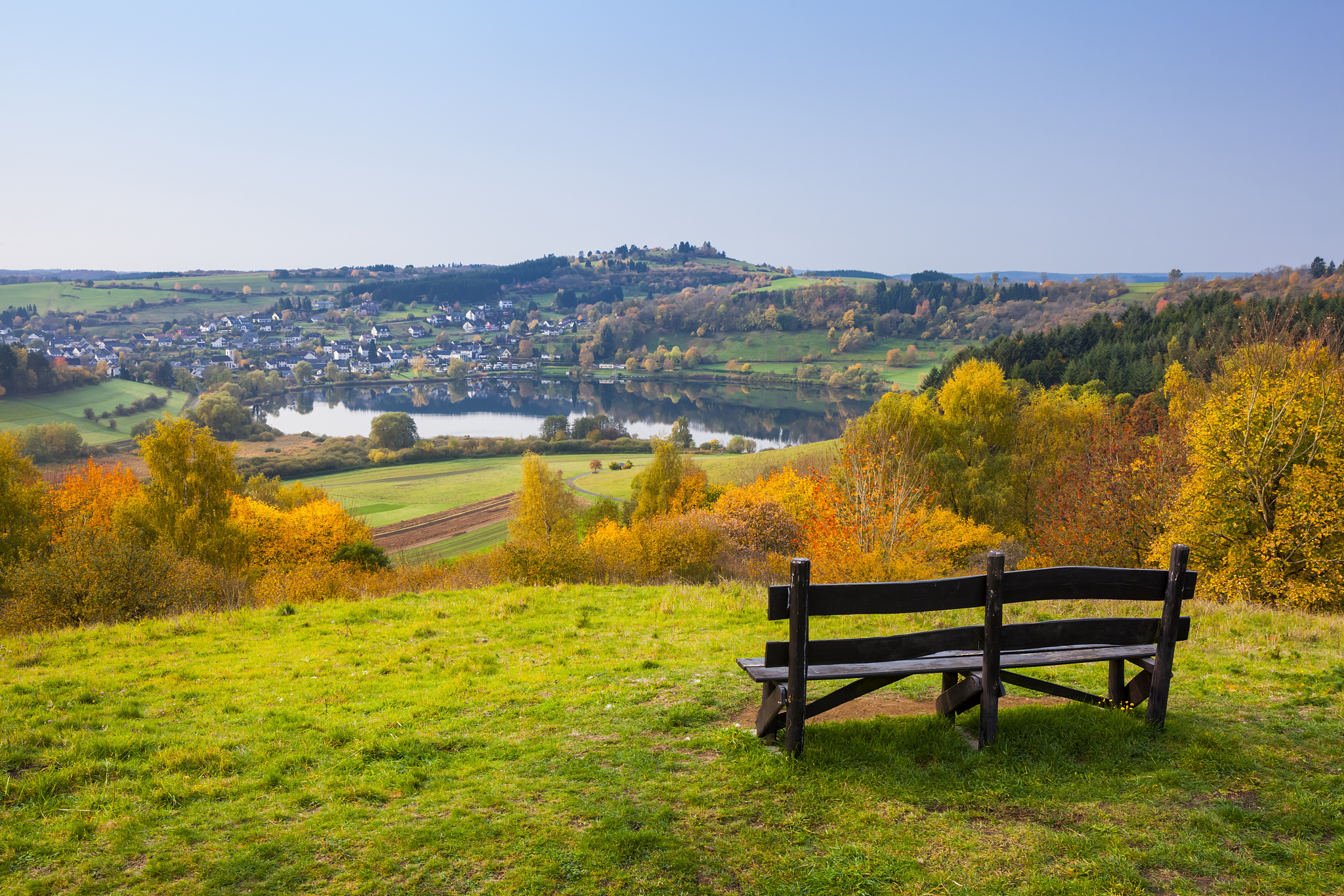 bench overlooking schalkenmehren and the schalkenmehrer maar (au