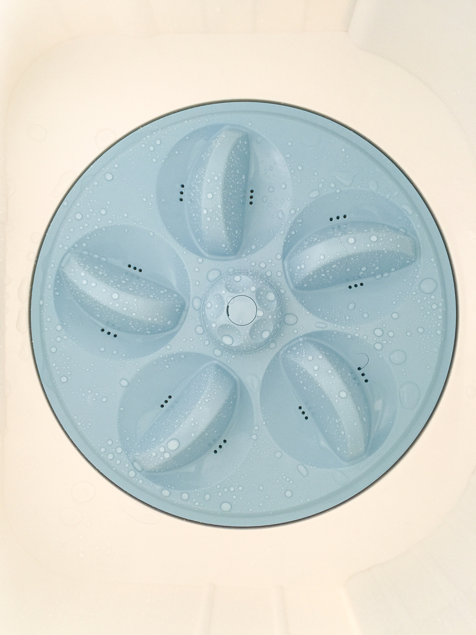在达到设定水位后的2秒内开始进行洗衣操作先进行30秒的正转然后停止3秒再进行30秒的反转最后停止3秒如此循环5次后即可进入排水系统。。换一种说法