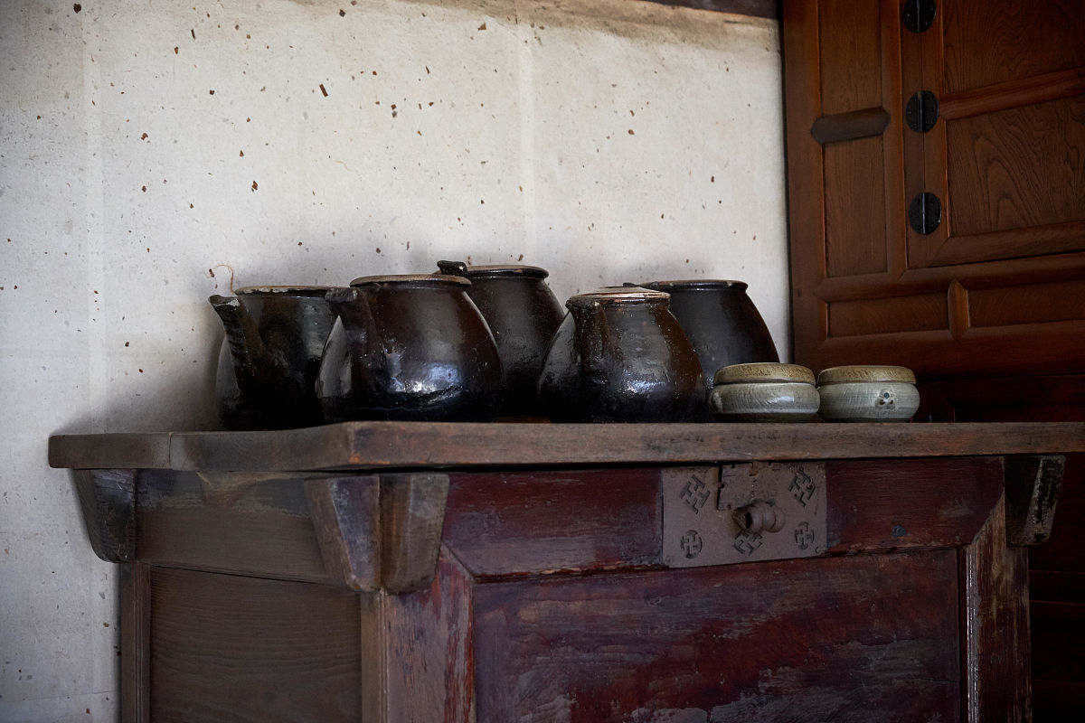 每个老物件都有自己的热情和脾气

它们用斑驳的印记

记录着那个时代

那是美好的年代

时髦的年代

姥姥家的老物件

每一个都是一段长长的故事

每一个都藏着姥姥一生的印记
改成文艺的说法