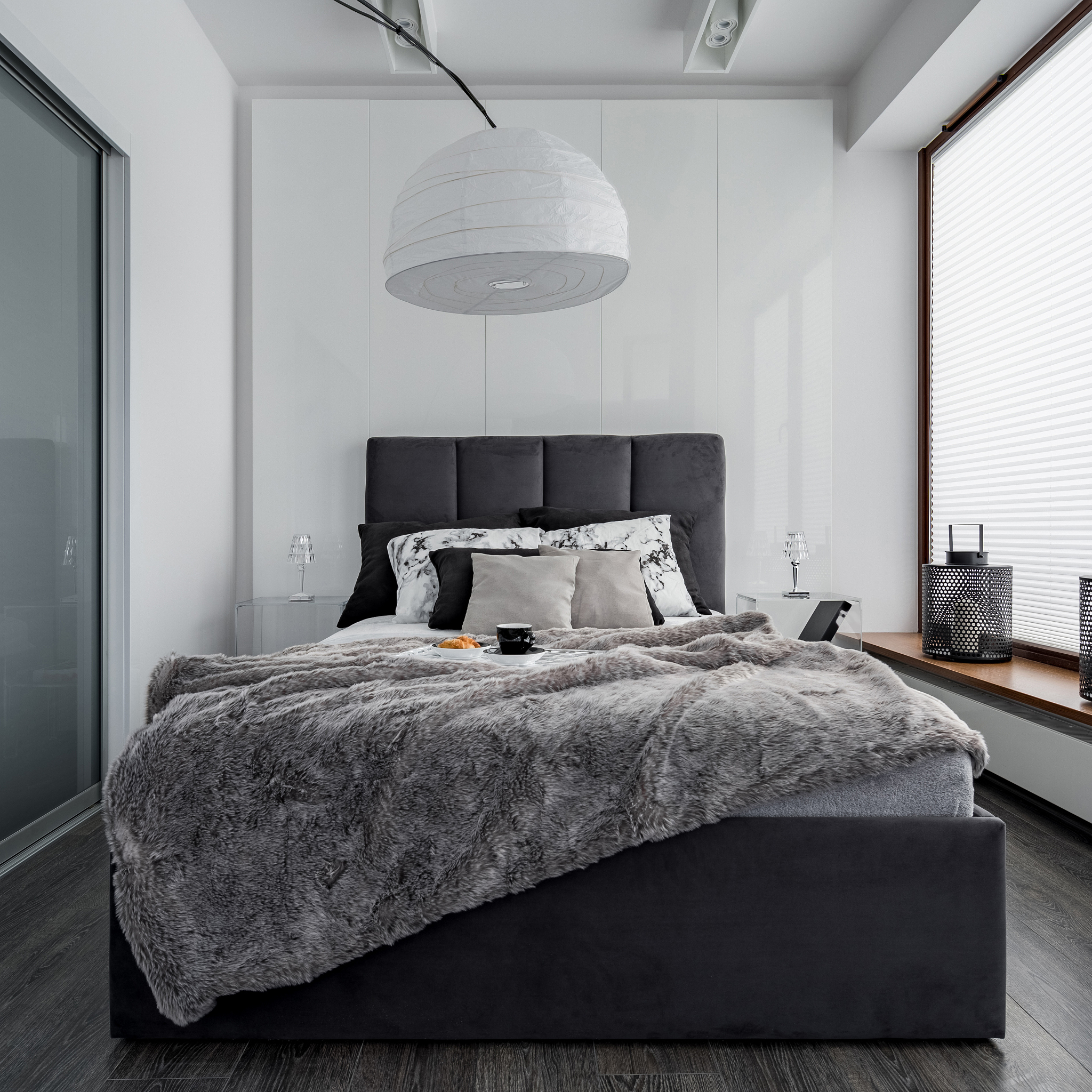 给我一个设计公寓关于公寓酒店的案例分享文案酒店风格是现代简约、时尚年轻的地板是木地板沙发是黄色与灰色的