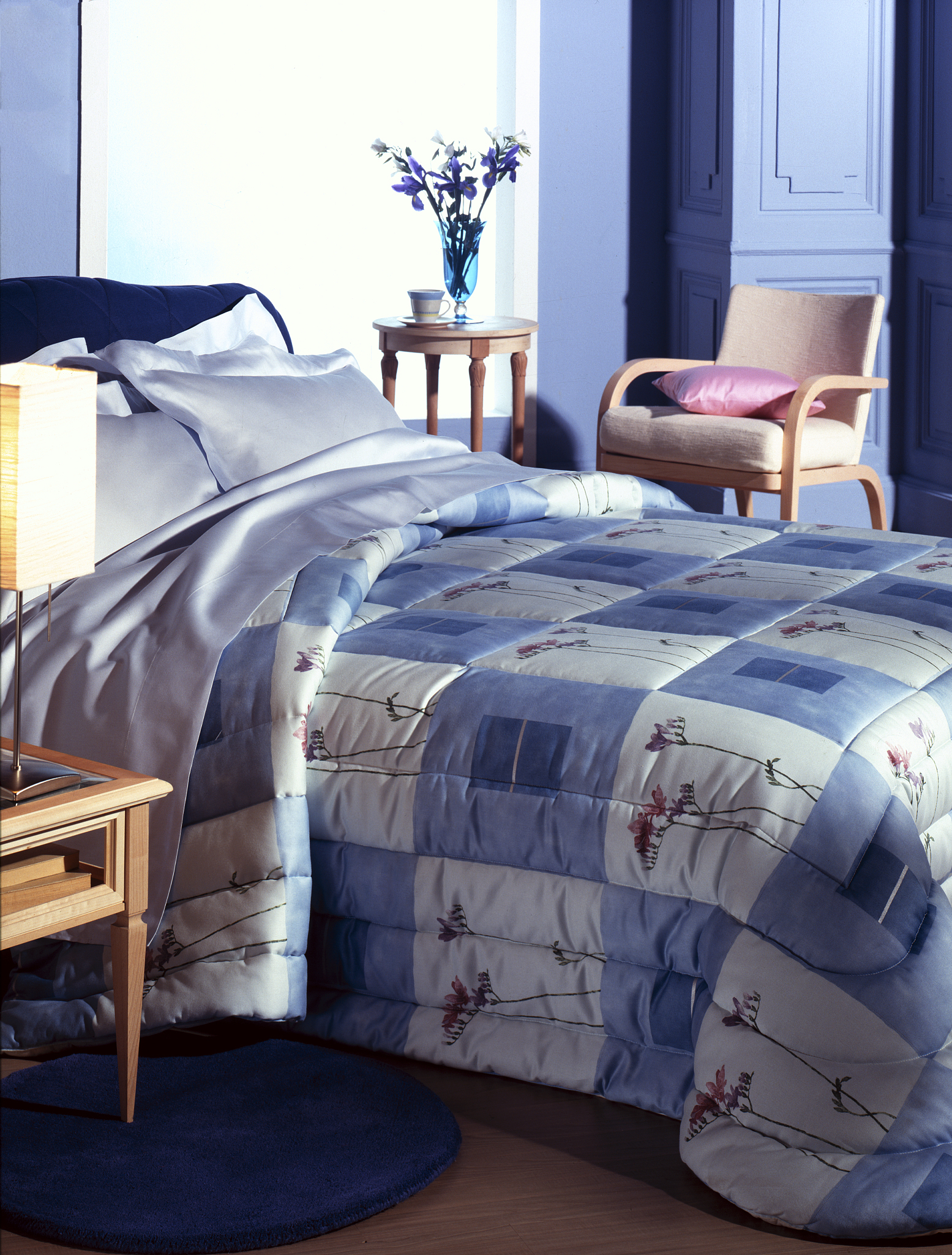 为海军蓝与波罗的海蓝的有机棉贡缎床品写100字的文案