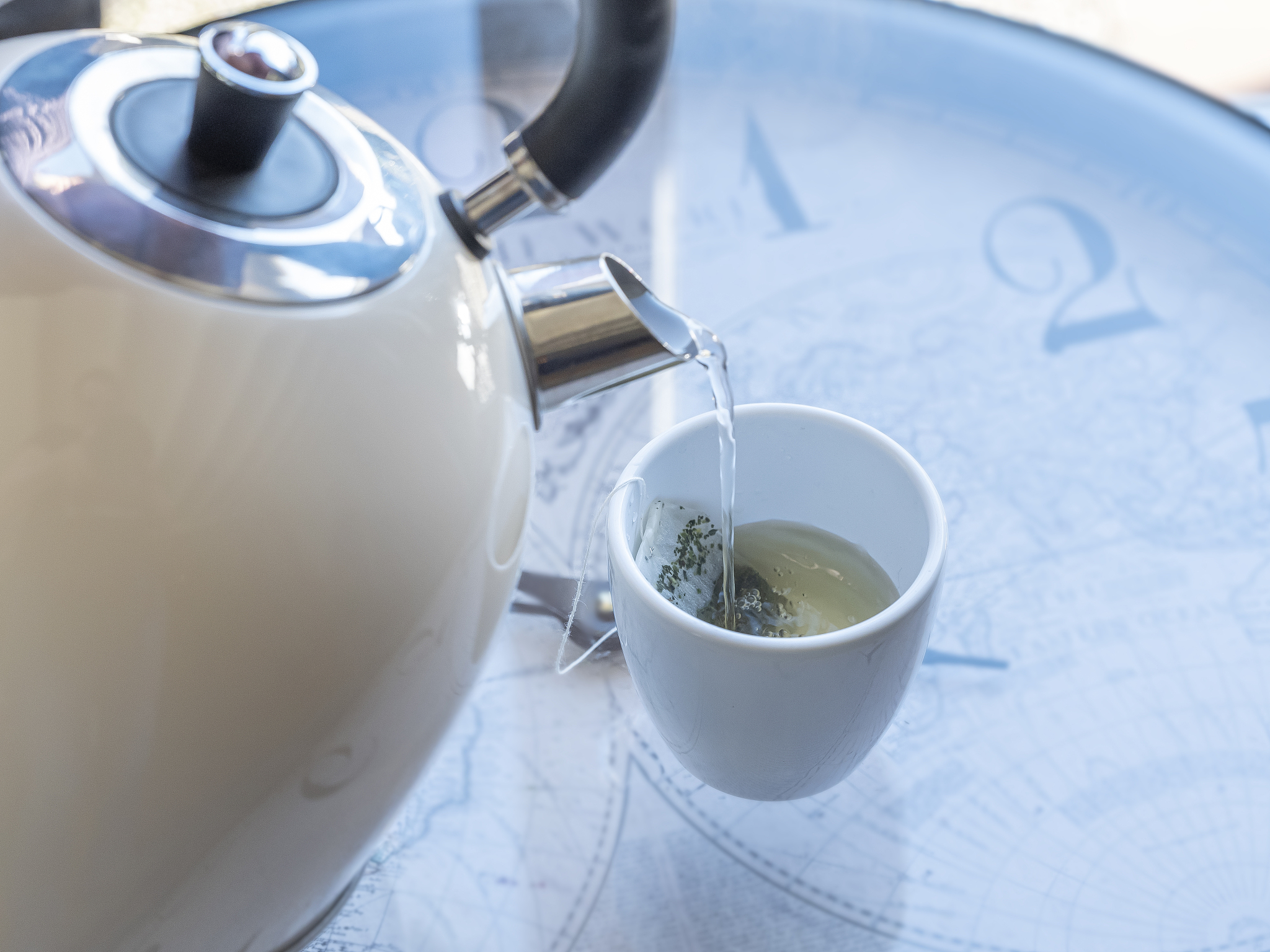 泡茶、水温、茶叶、温度控制、滴漏式泡茶机、沸水蒸汽、调节、茶种、水箱、加热温度控制基于以上关键词替我写一段文章段落