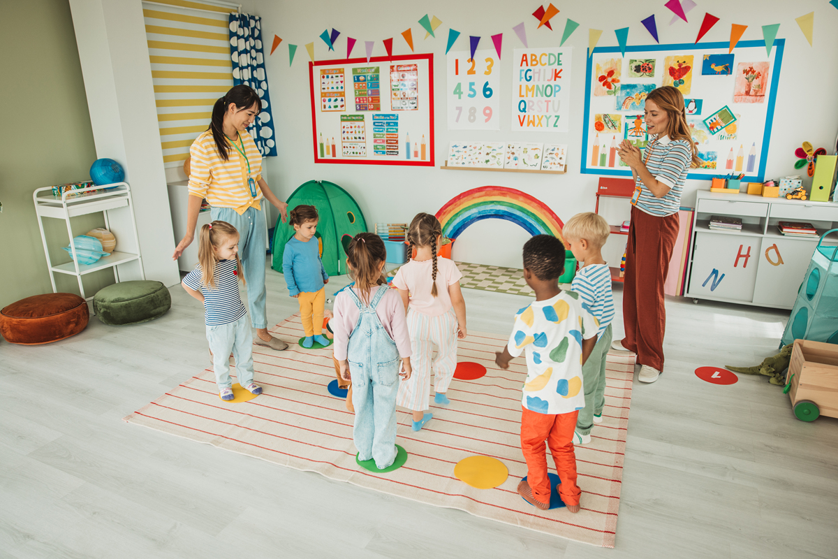 通过班级值日生工作的开展幼儿的责任意识提高较大他们热爱劳动责任感强能够分配、协商值日生内容主动承担值日生工作对值日生工作认真负责。交往方面幼儿也获得了很大的发展能够有多个稳定的同伴经常一起玩游戏在交往过程中遇到问题能够协商解决会想办法维系自己与好朋友之间的友谊。但是在交往过程中还是存在个别幼儿出现不友好的交往行为例如争吵、推搡等当出现问题时个别幼儿还是无法控制住自己的情绪。通过再见了幼儿园主题活动