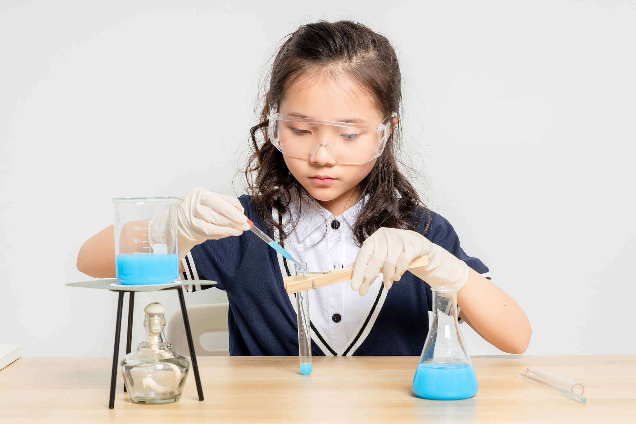 正在做化学实验的亚洲小学女生