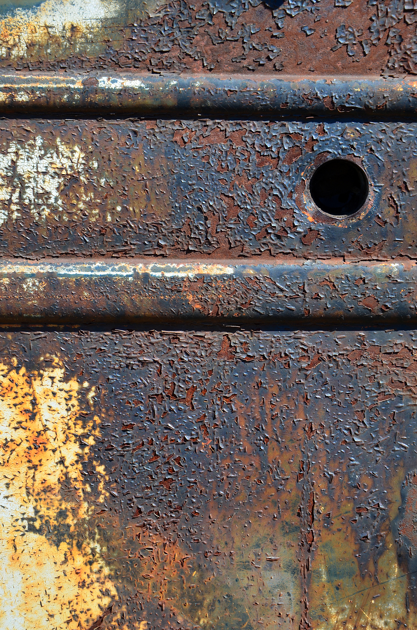 化工设备腐蚀机理深度解析：化学、电化学与微生物腐蚀