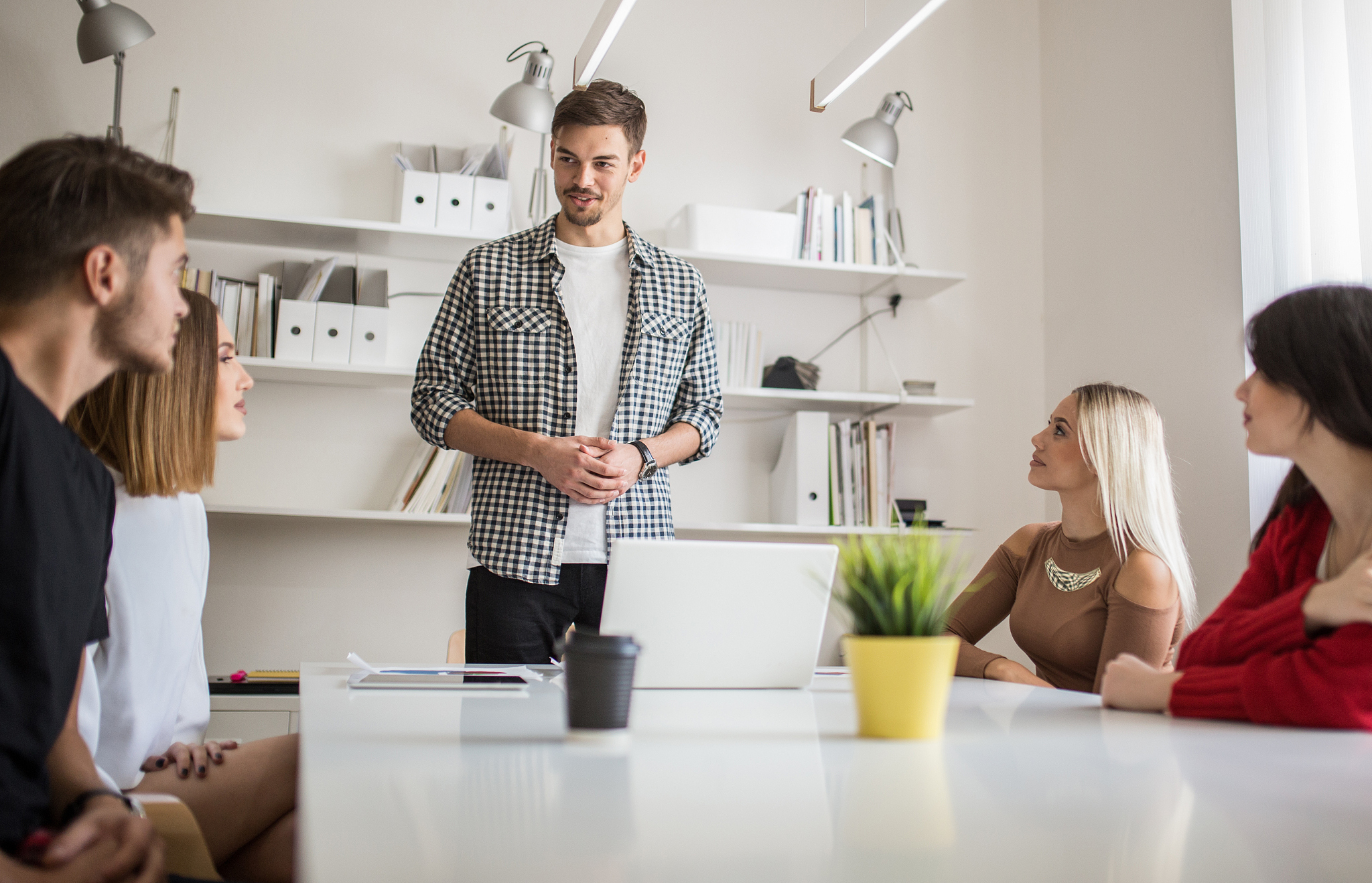 请用一段话描述北京交通大学对于轨道交通行业人才培养的特色和贡献
