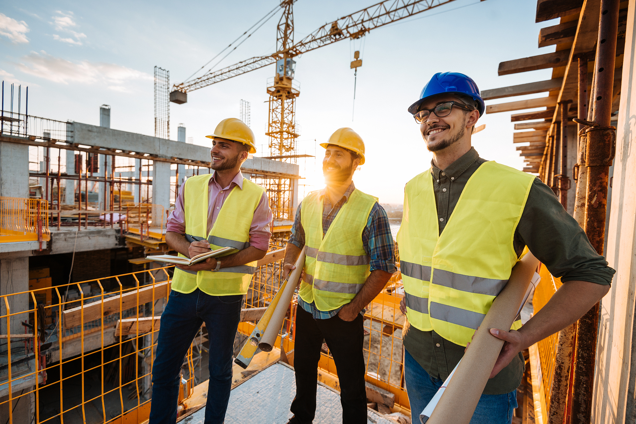 experienced engineer explaining the problems in construction wor