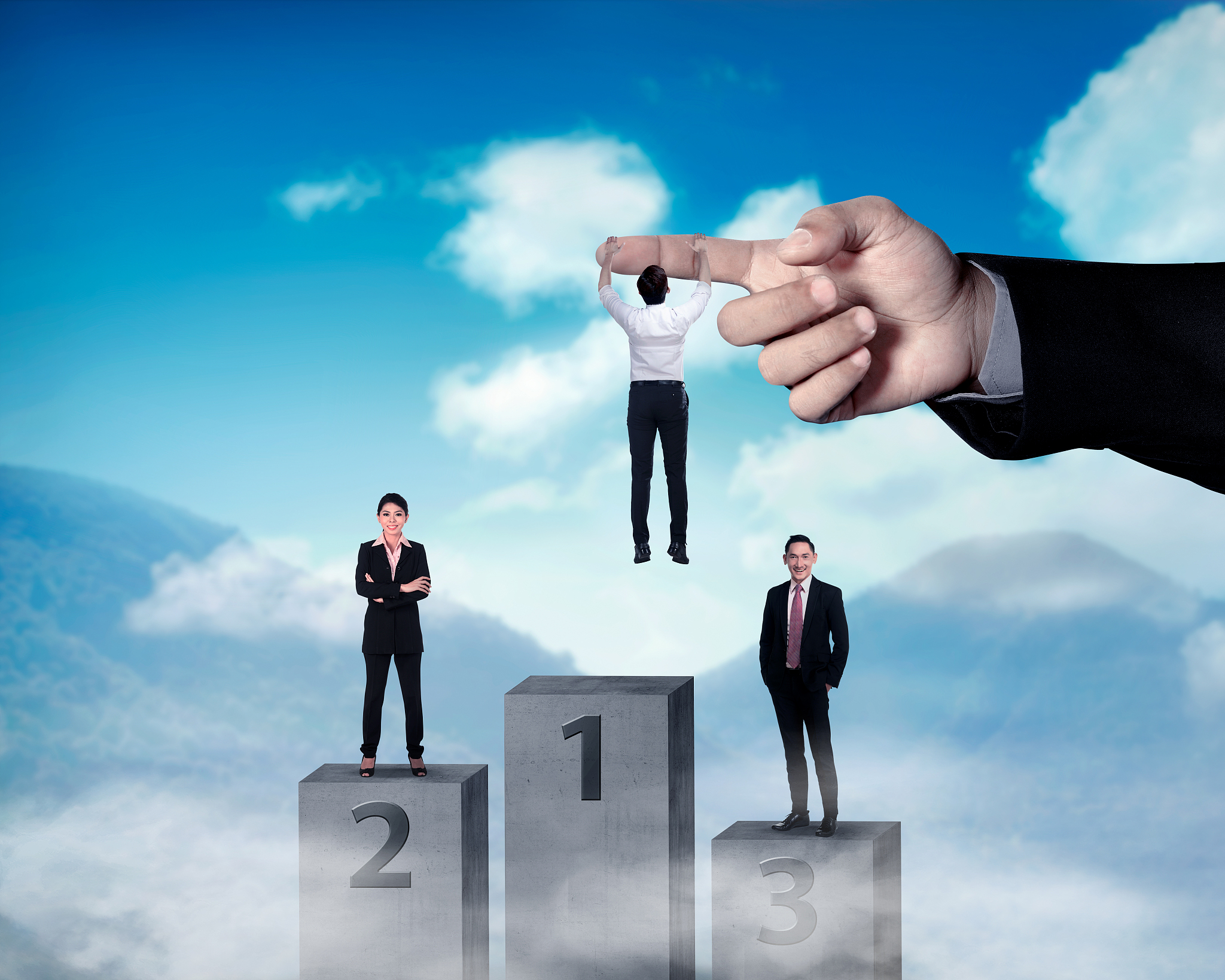 如何理解：企业不败基于守法个人成功源于遵章回答一千字左右