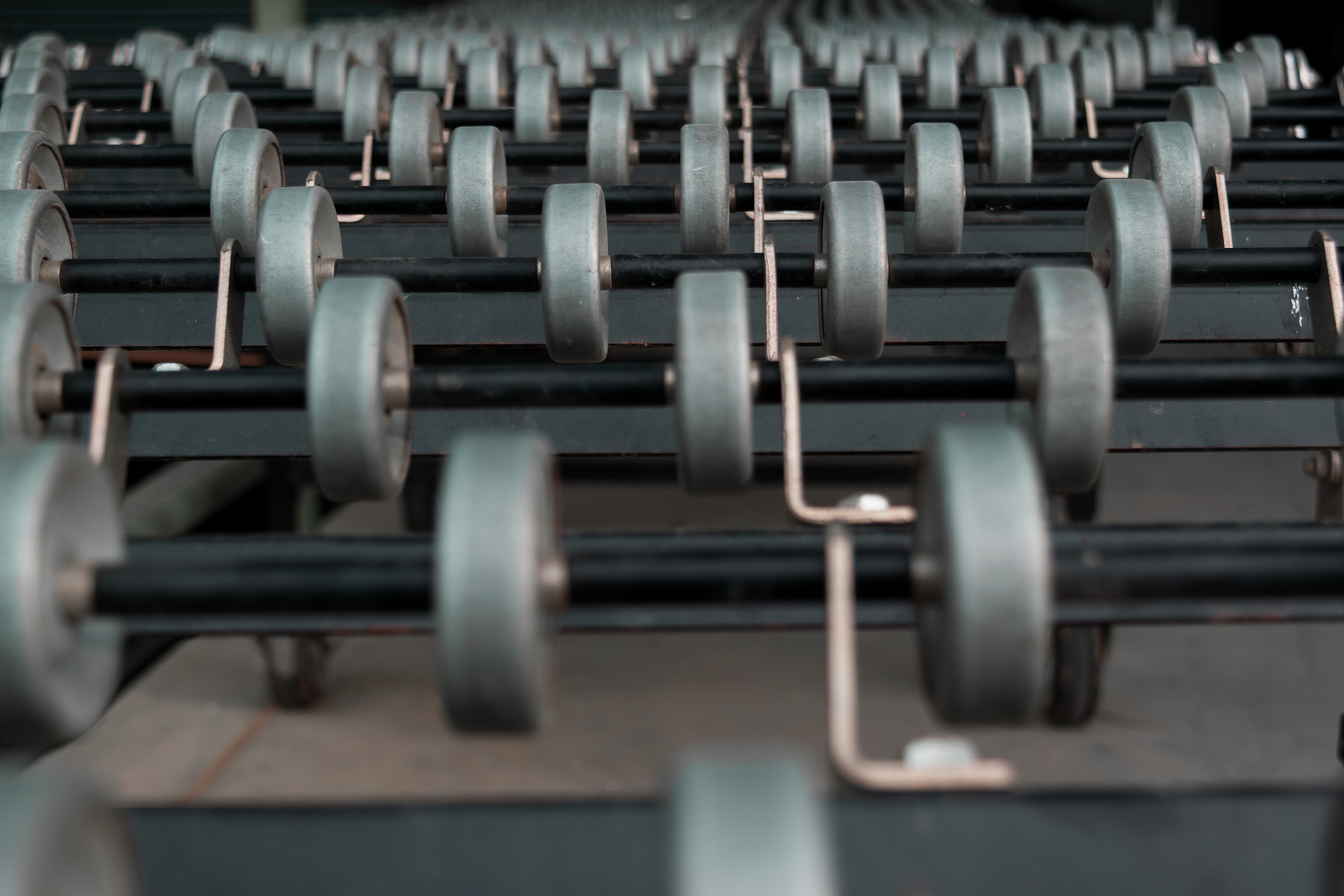 已知用于带式输送机的减速带中的一对闭式直齿圆柱齿轮传动采用电机驱动其转速n1=900rmin传动比i=45p=70kw单向转动两班制每年工作300天。使用期限为5年。试设计此传动中的齿轮。