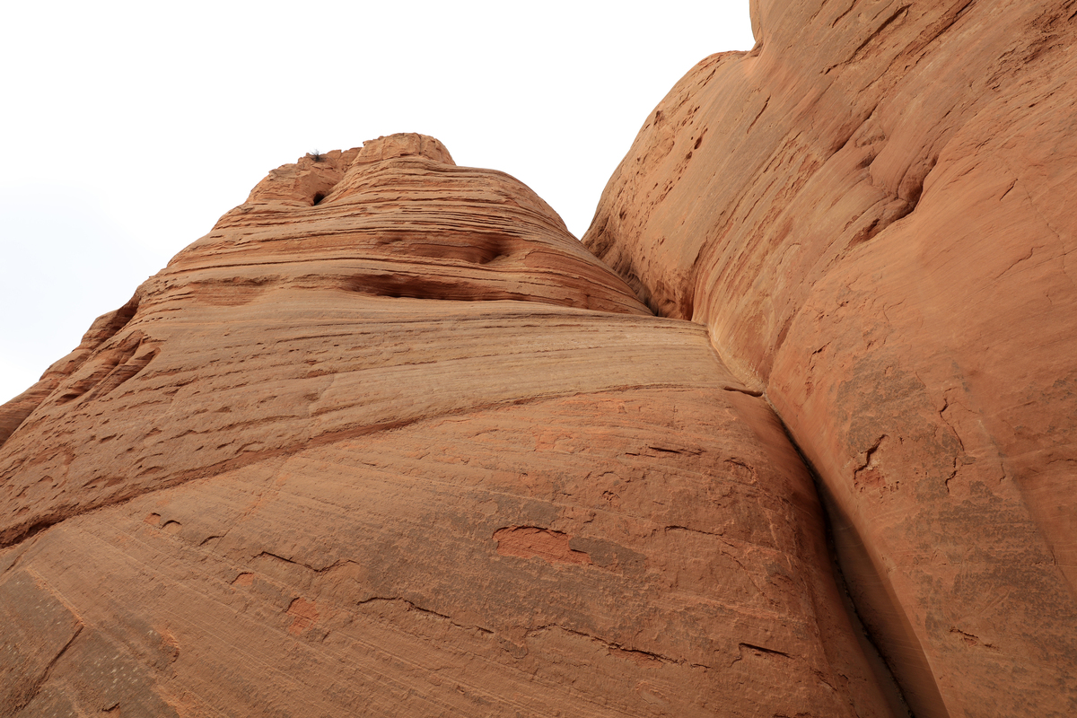 甘肃天斧砂宫地址：敦煌市，距市区40公里