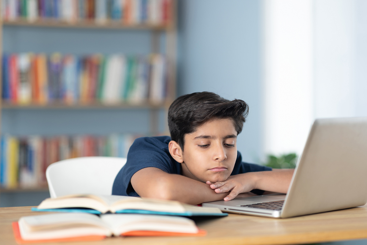 你好您好！有什么可以帮到您呢？如何纠正想看书但拿起书就爱打瞌睡的习惯