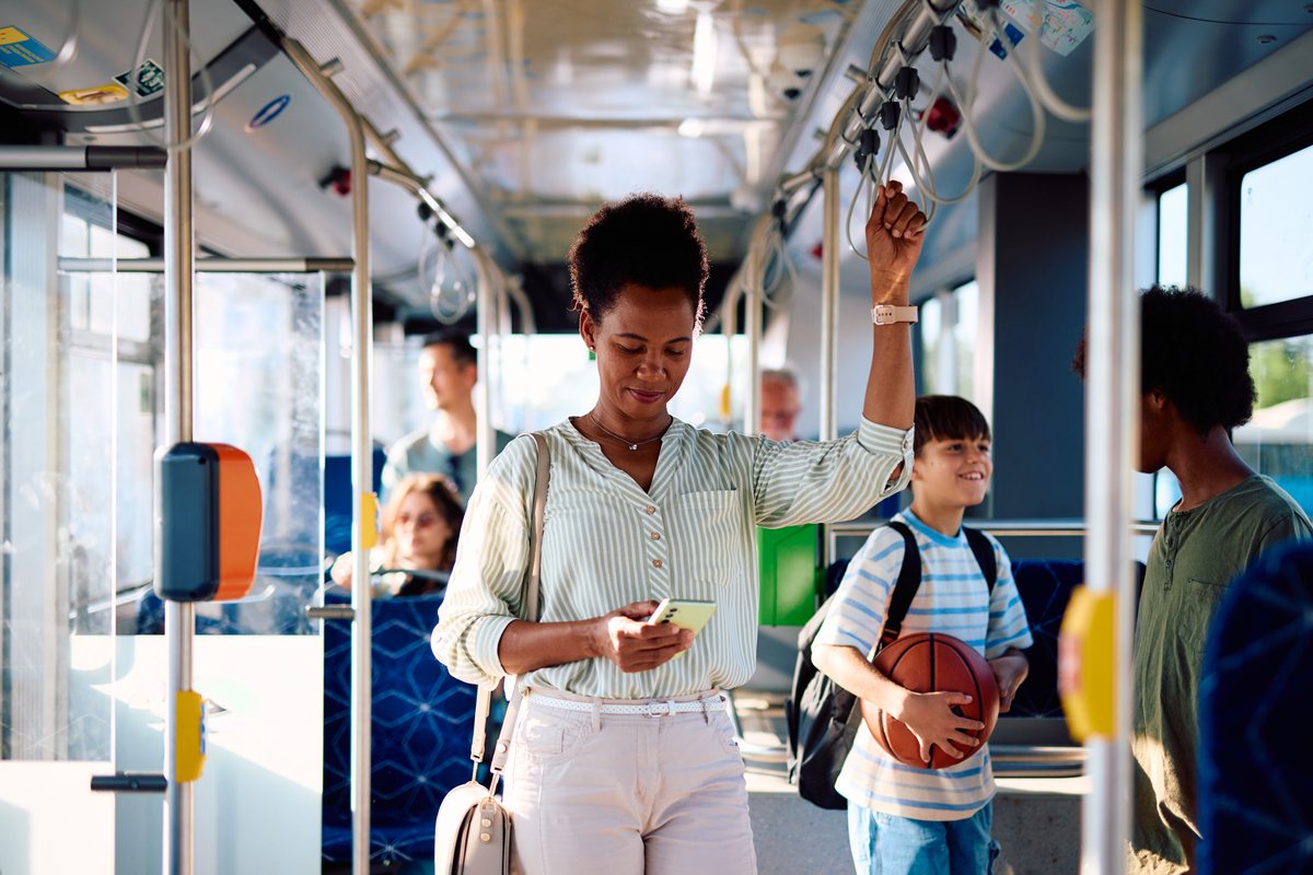 公交车上的百态人生：从耳机到让座，观察都市人的日常