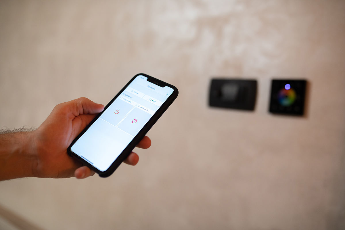 手机照明手电筒一直保持亮着怎么才能关掉