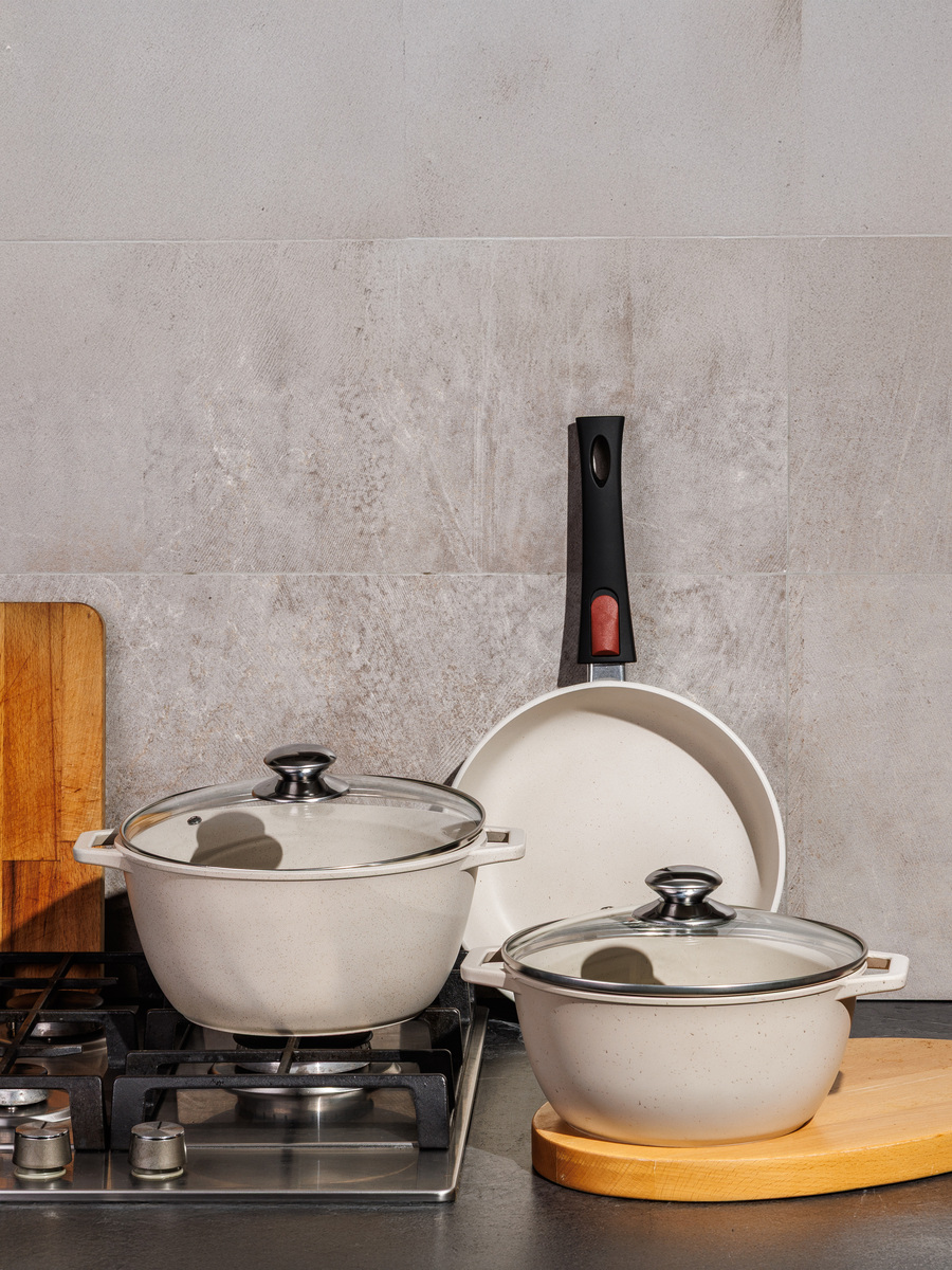 根据dutch pots从外观、性能、常见问题等角度用英文撰写一篇500字的介绍文章带标题