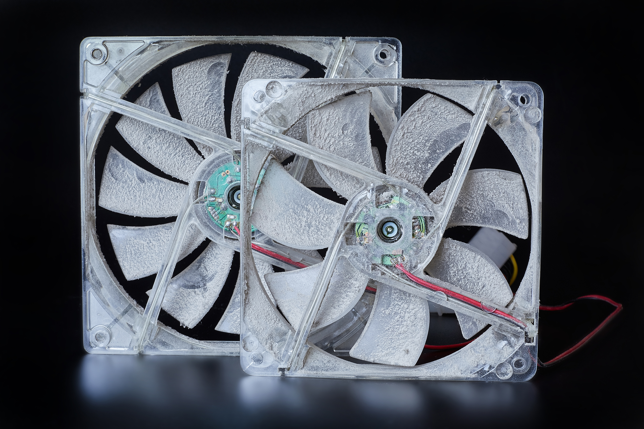 two personal computers of the fan are covered with a thick layer