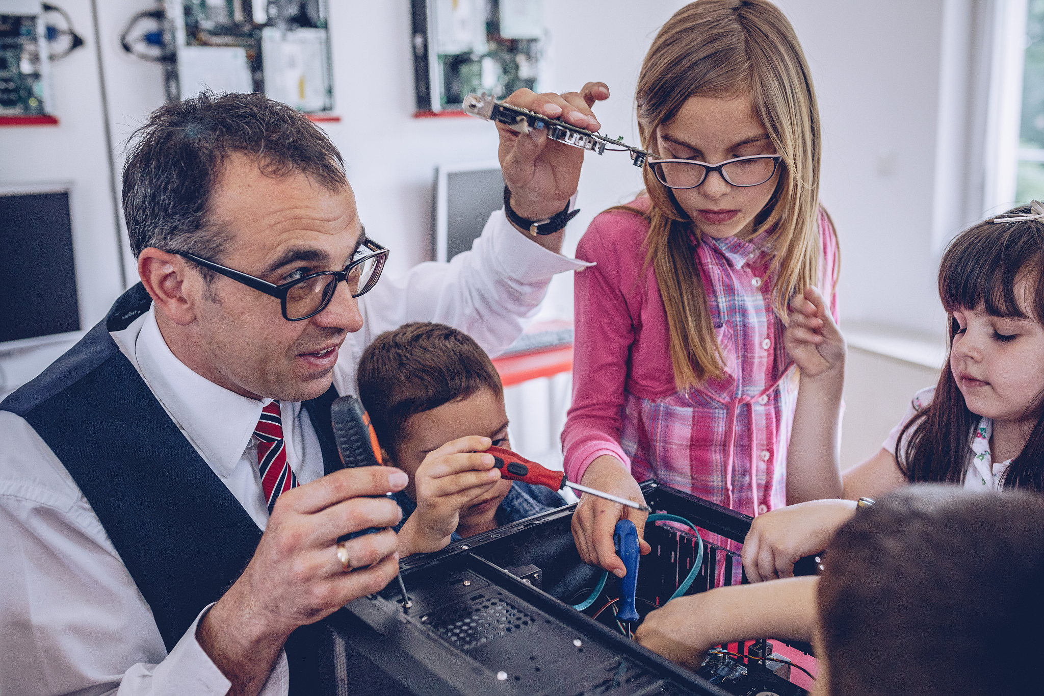 贵阳轻轨学校男生报读什么专业最合适？热门专业推荐