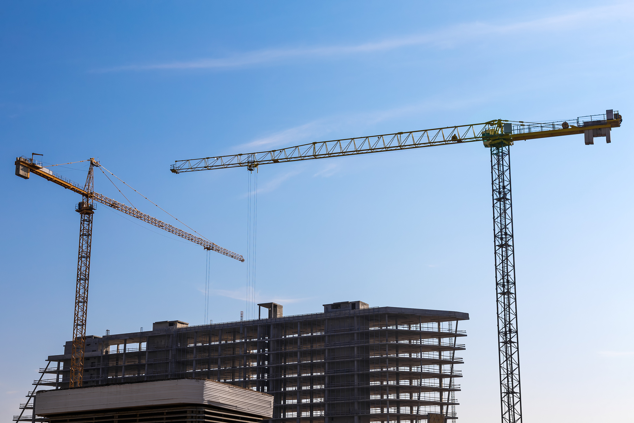 业应该建立完善的设备管理制度和流程，对设备进行定期检查和维护，及时发现和解决设备问题，避免设备出现故障，换个表达