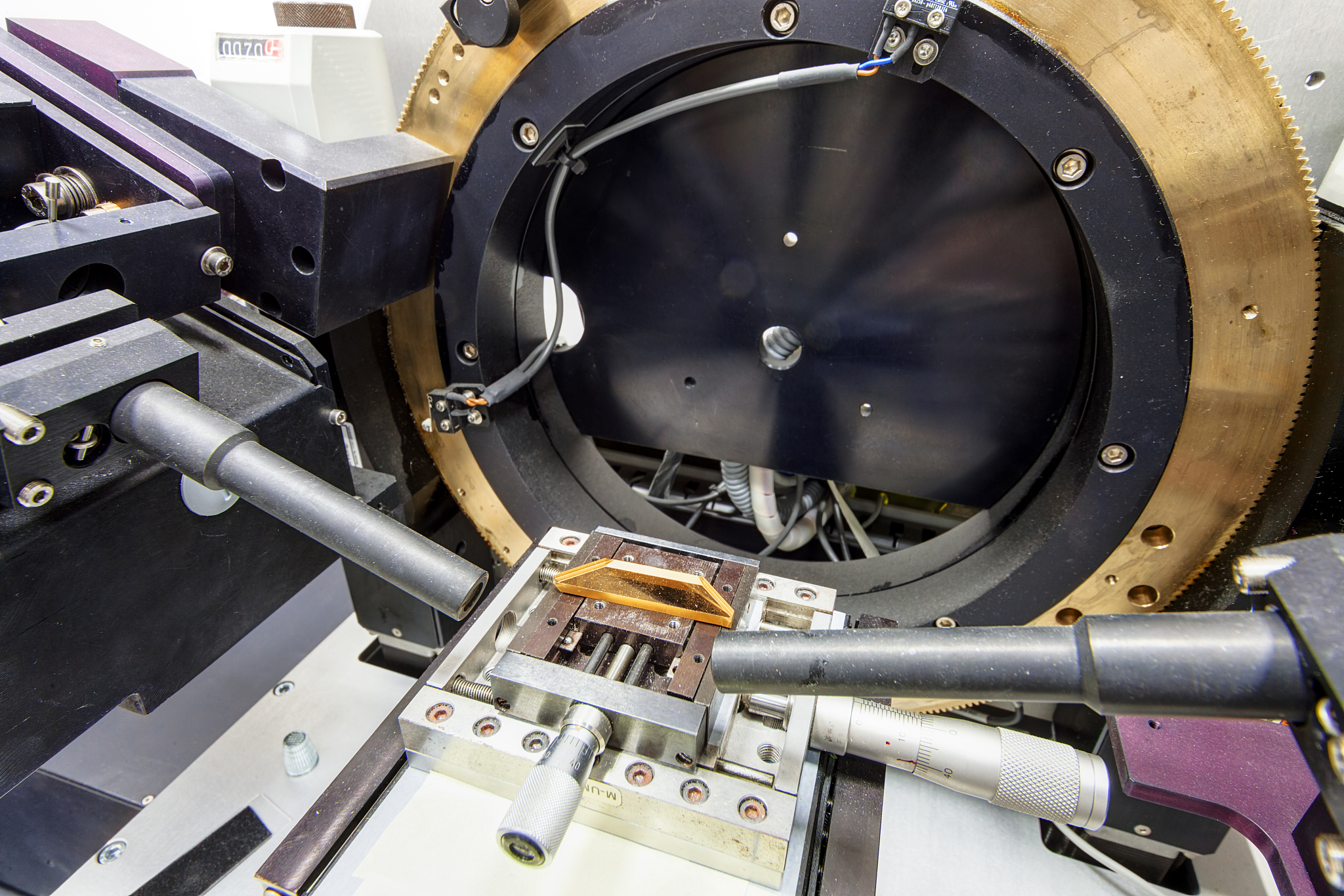 你现在是一名博导这是一篇硕士论文请严格按照硕士毕业论文的要求在格式、内容等方面进行润色：钢材作为重要的基础材料在日常生活中的应用十分广泛涉及建筑、汽车、航空航天等众多领域同时还是国家经济水平和综合国力的重要标志。我国钢铁产量从1996年起已经连续26年保持世界第一但据2023年初统计由于新冠疫情等因素的影响2022年全国生铁、粗钢及钢材产量同上年同期相比分别下降08、21和081。在钢材的加工过程