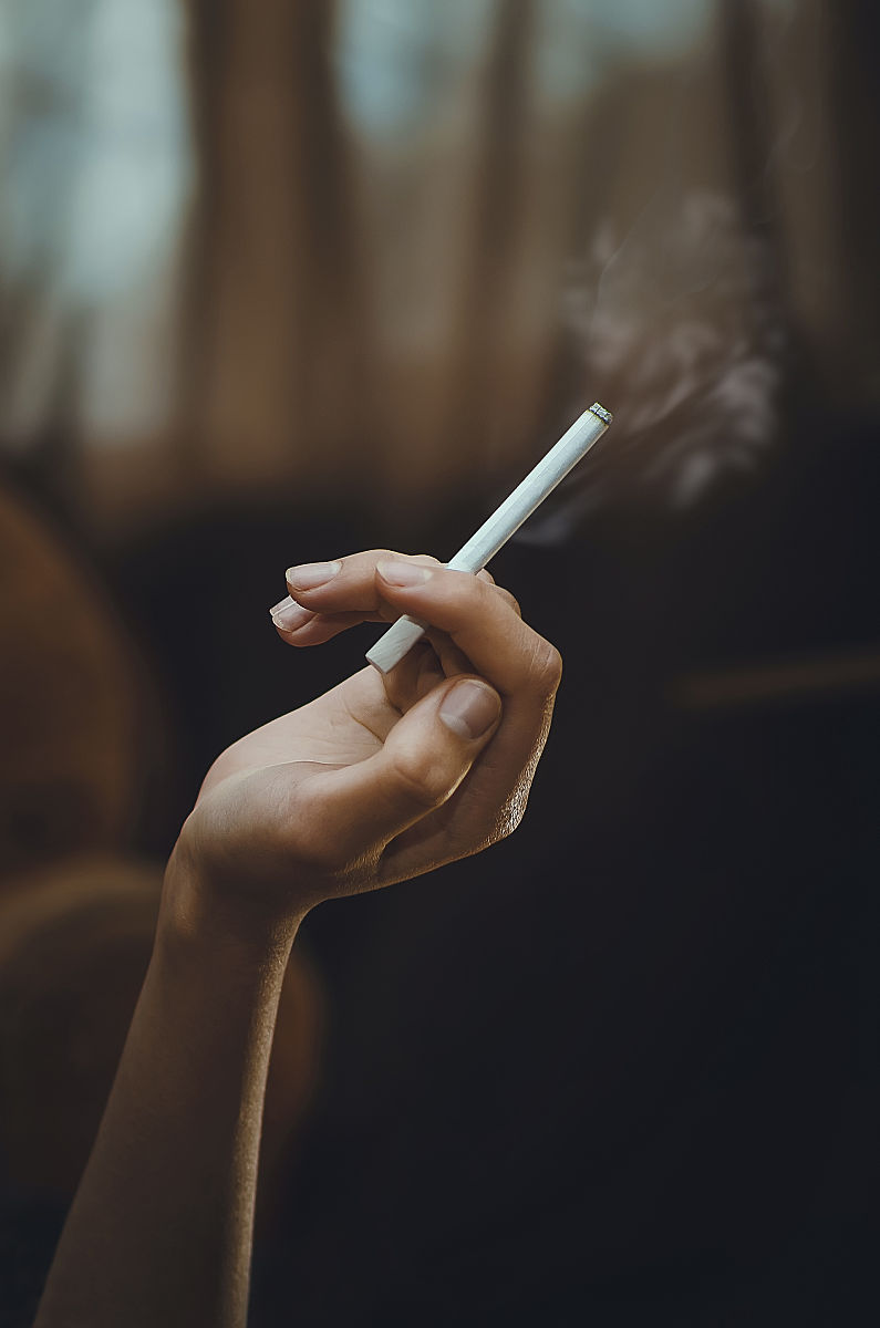 🔥接烟有门道：教你如何优雅点燃社交圈！