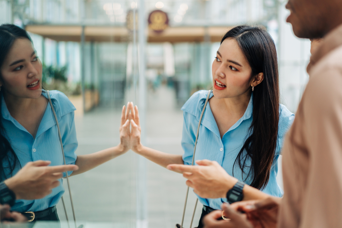 以朋友如何在我们的人生旅程中支持我们？为题写一篇1000字文章