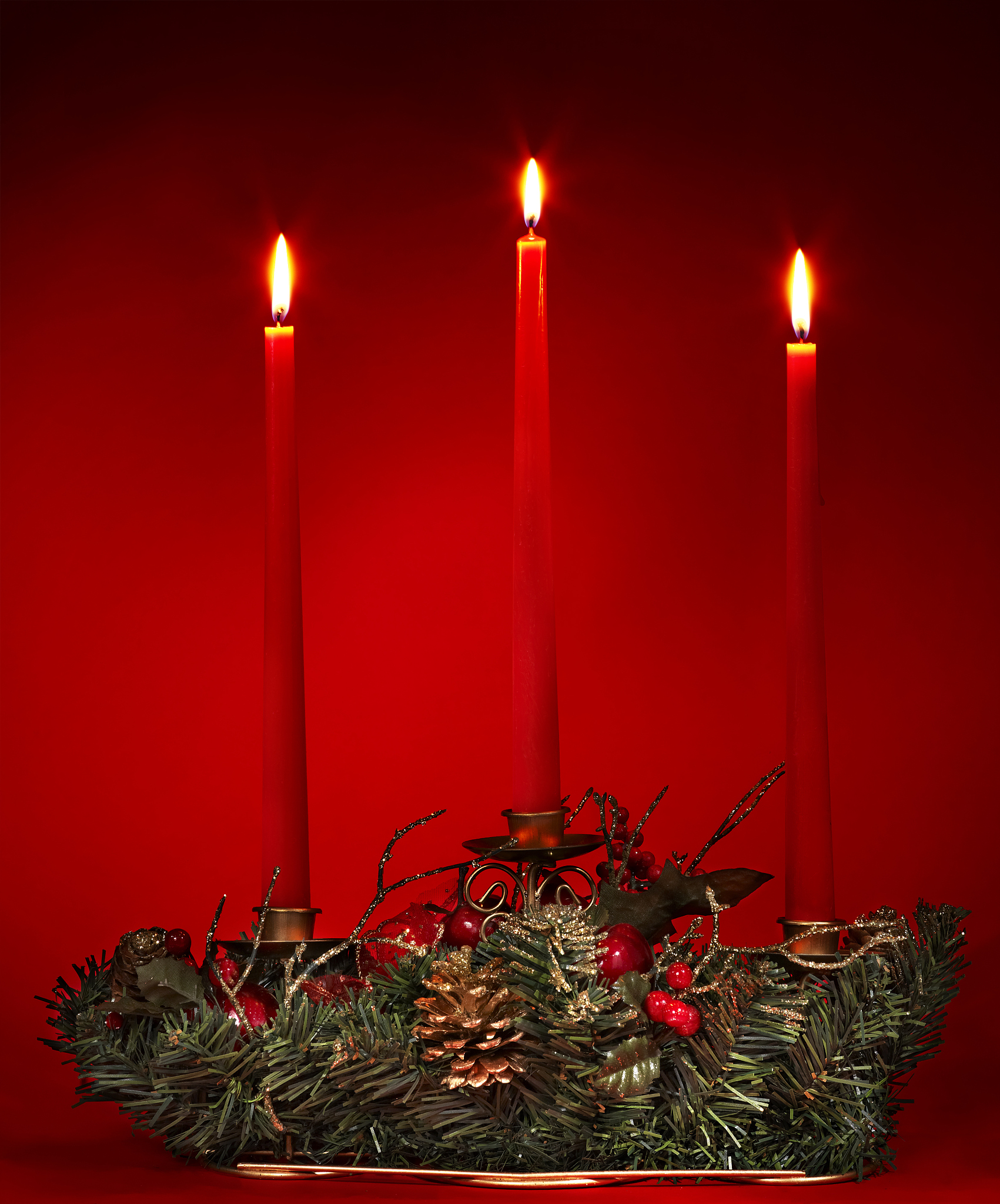 红烛燃烧的意义：牺牲、奉献和希望