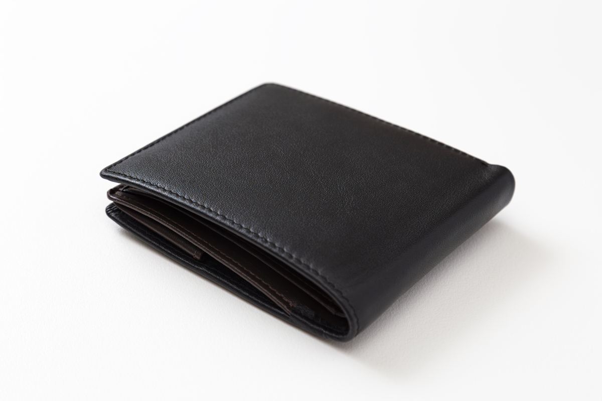 以为亚马逊的跨境电商卖家现在你有一款女士钱包产品它的特点是小巧时尚用金属和塑料制成有两根金属拉链适合在商场和日常佩戴。请你设计一个符合美国人审美的亚马逊listing标题标题不少于25词和五点描述五点描述不少于400词可以扩展英版