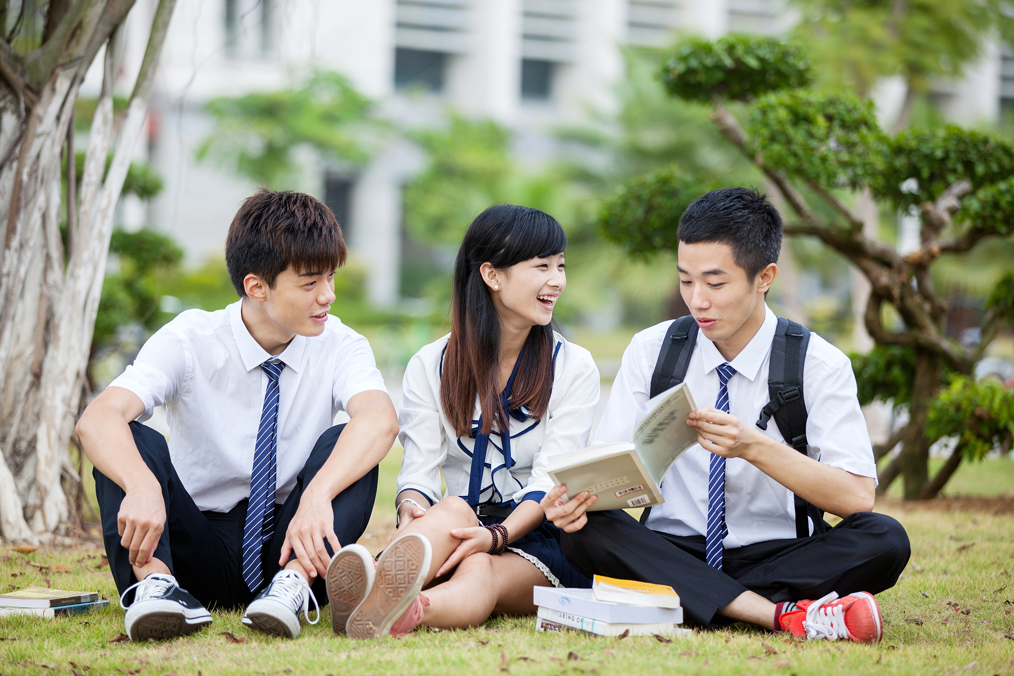 大学生在校园聊天