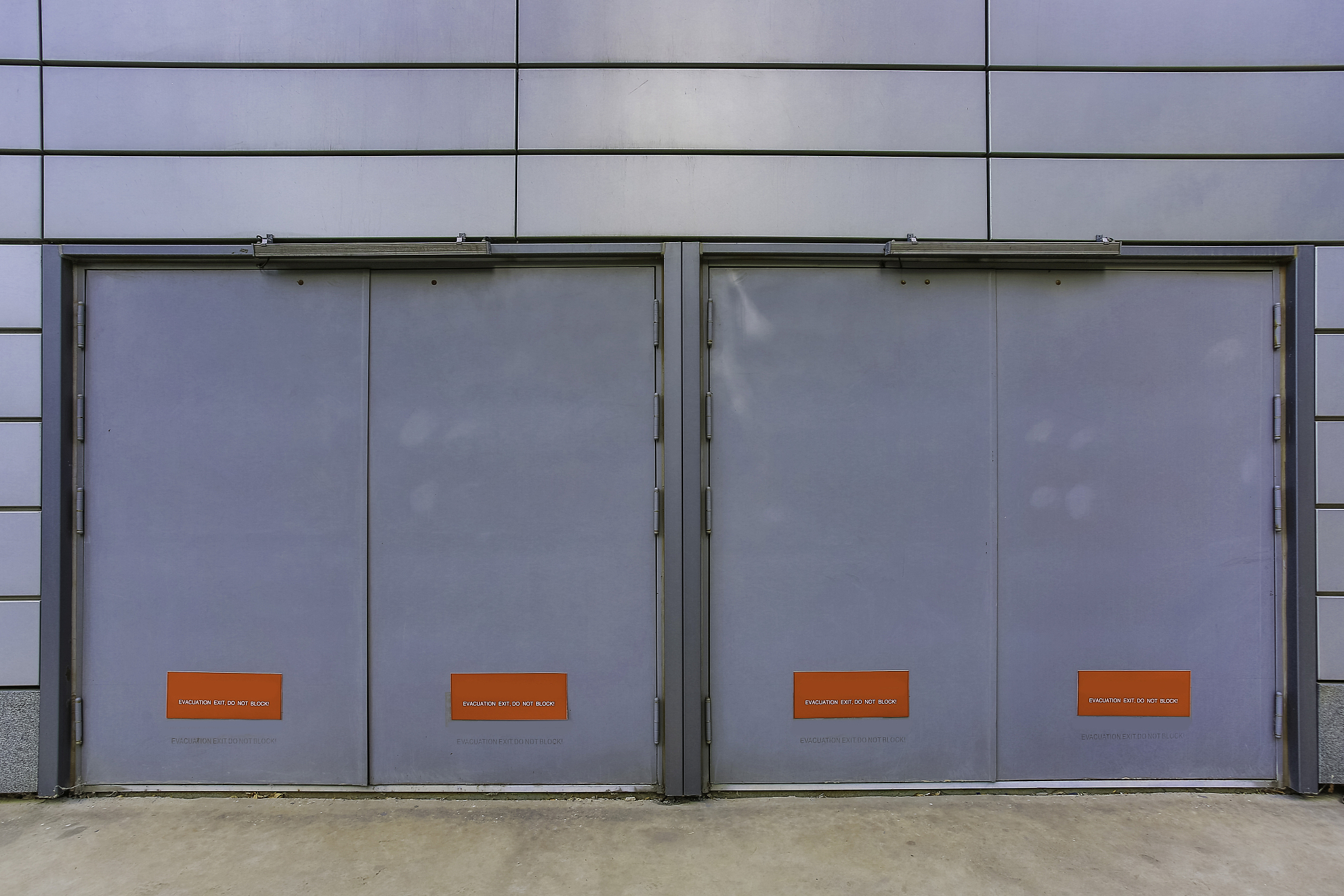 常闭式防火门上的保持防火门关闭等提示标识贴在门的哪一面？依据最新规范的哪一条？