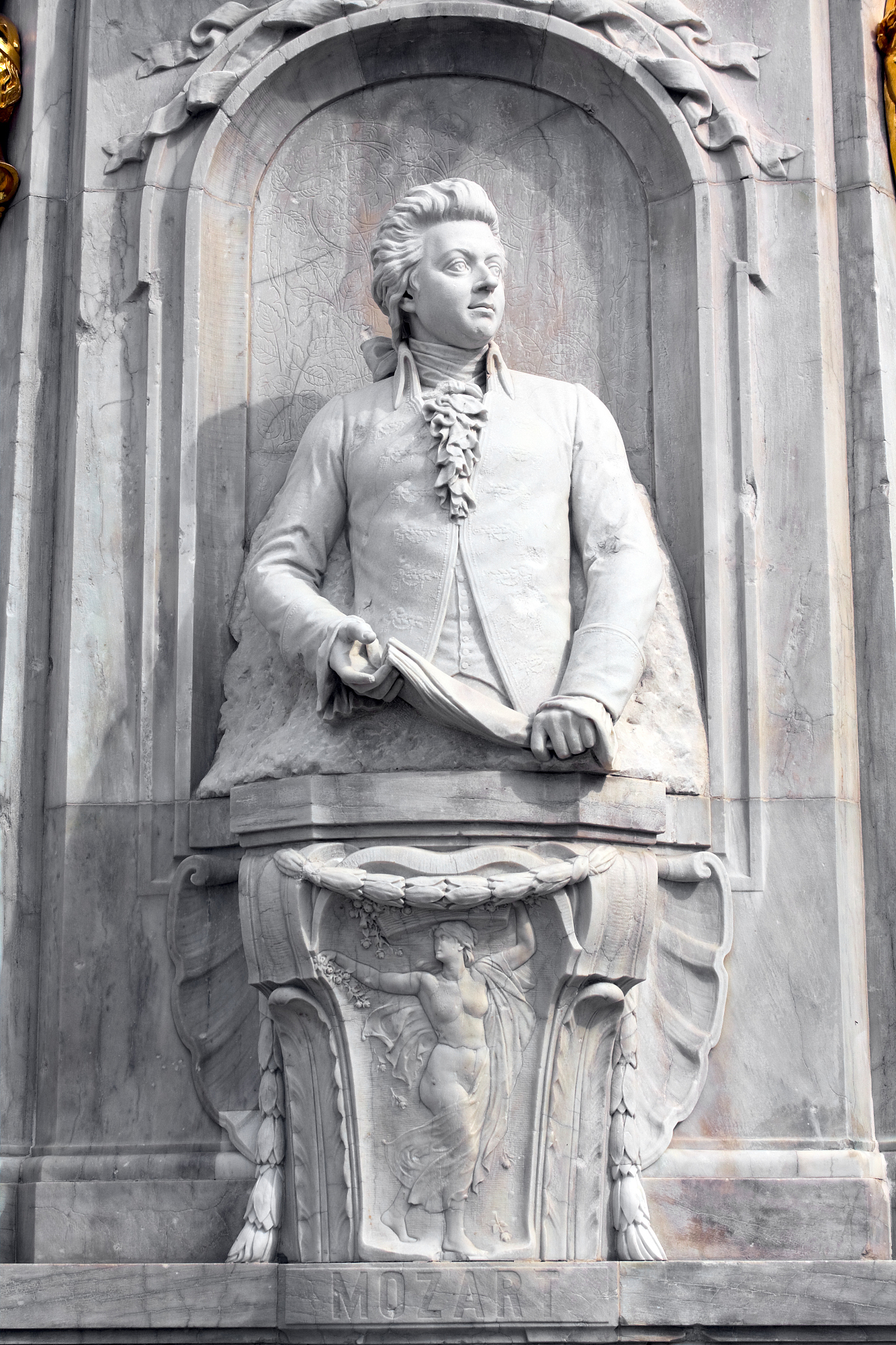 写一篇古典音乐的历史背景与文化意义：一窥欧洲音乐史