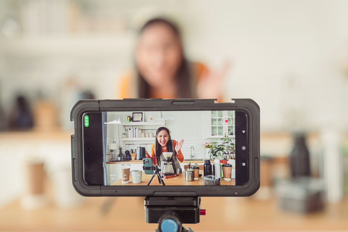 写一个新闻app内新增多机位直播的详细prd文档需要详细写后台新增的功能