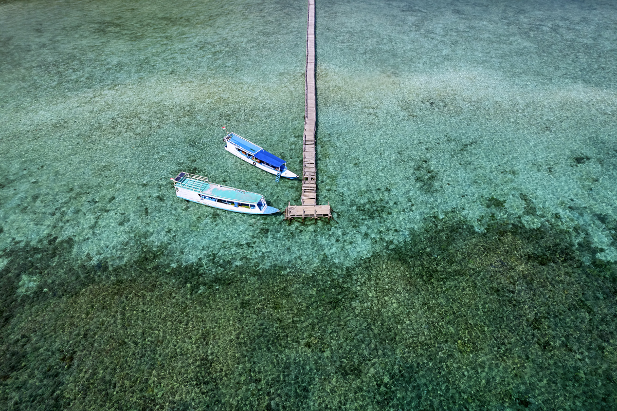 热带海域码头上的小船