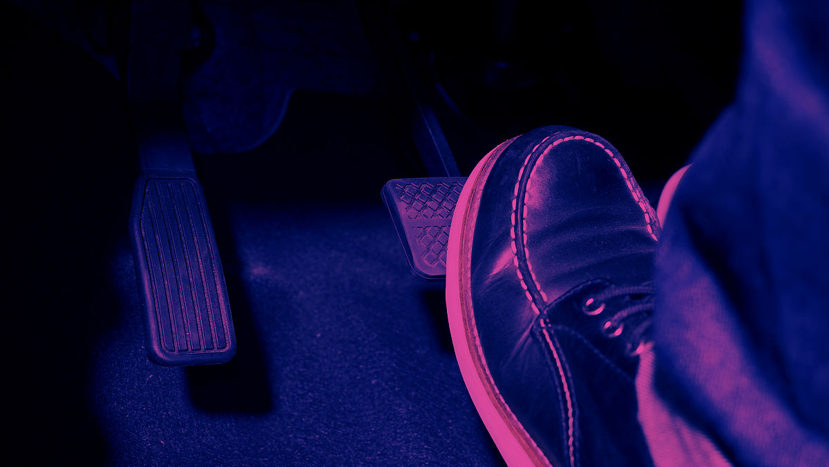 开车时，如何更好地帮助区分油门和刹车