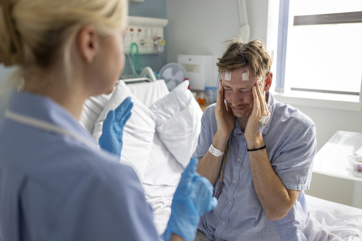 说话时嘴里散发出很臭的屁味不说话时鼻子也会散发一股屁味且自己闻不到。谁能帮帮我？