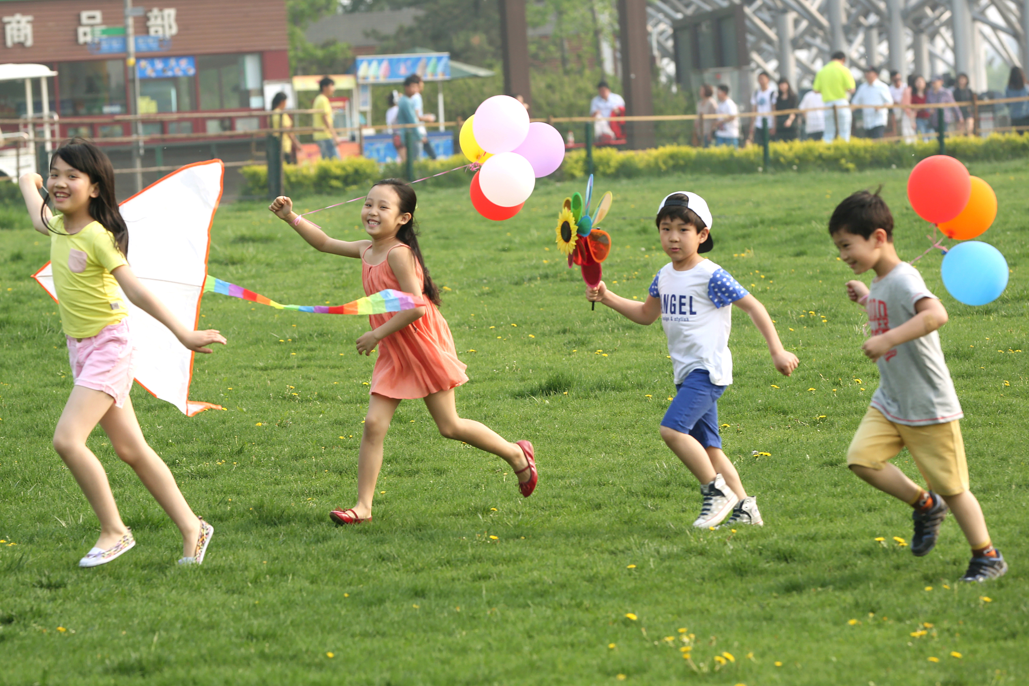 幼儿园春游：孩子们在公园玩得真开心！