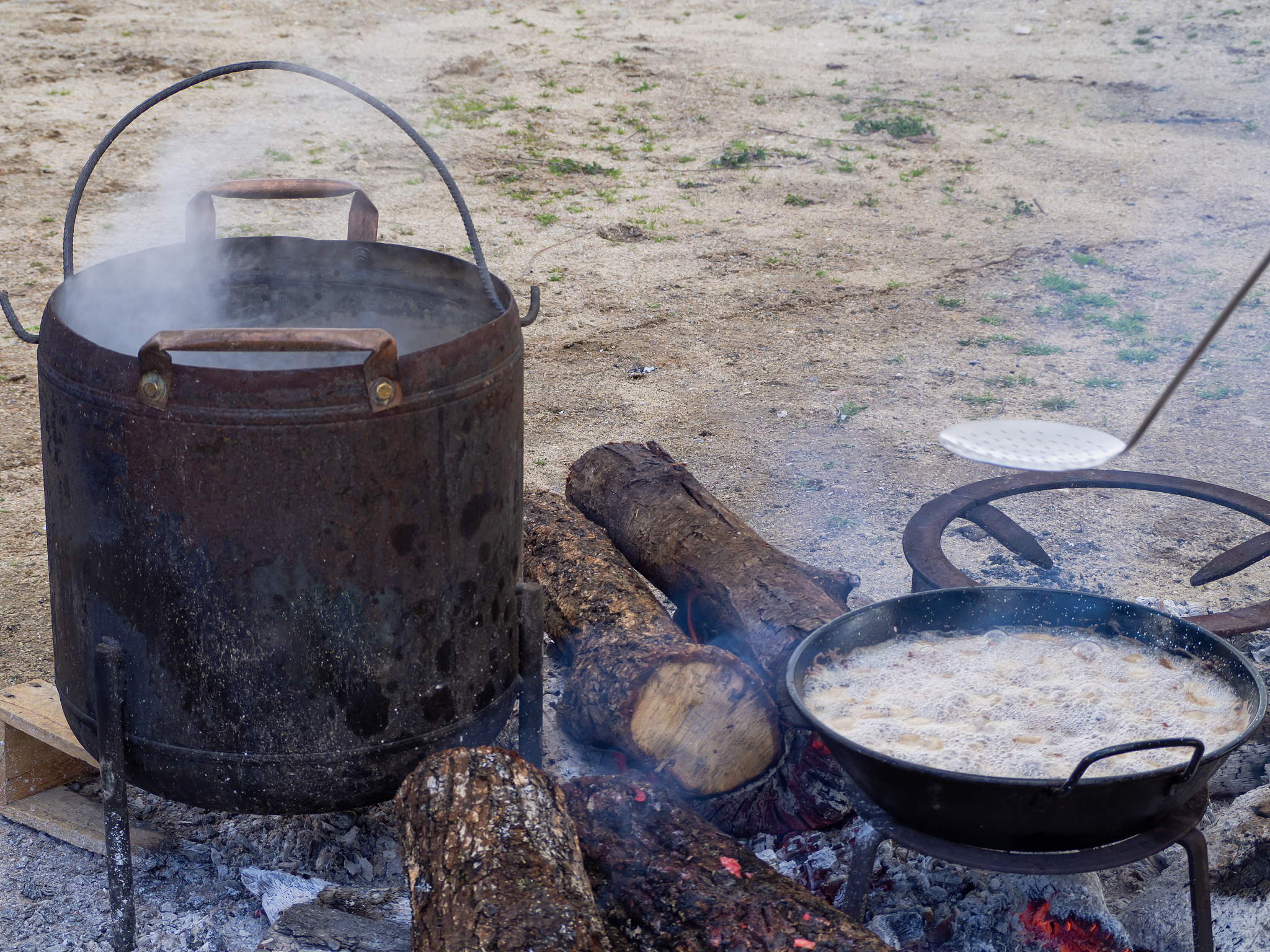 ③高粱晒干后田地里的活渐渐忙完了初冬恰好闲来无事村里的女人们便剪下细长的高粱莲备齐了料子开始更新家里锅上蒸饺子用的篦子或者晾面条用的锅配。锅配是用两面高粱楚以十字形拿麻绳串在一起的串完后会剪成所需要的大小形状当然都是圆形。一个用来放刚刚包完的饺子、擀好的面条的锅配可以用上几年时光而不觉其旧。而且看到这样一个旧用具会觉得心安有家常的温暖的气息。沈姐的语文课堂。我总觉得那旧味道是从高粱地里生长出来的它