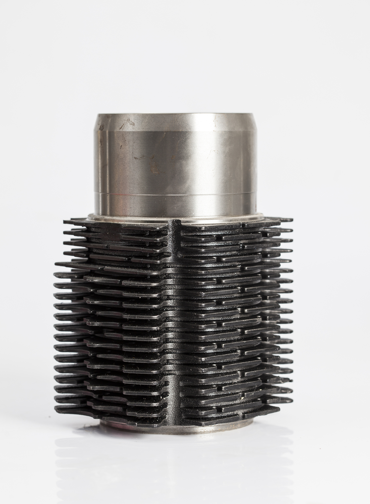 钢丝球热膨胀驱动活塞振动：效率研究与实验设计难题