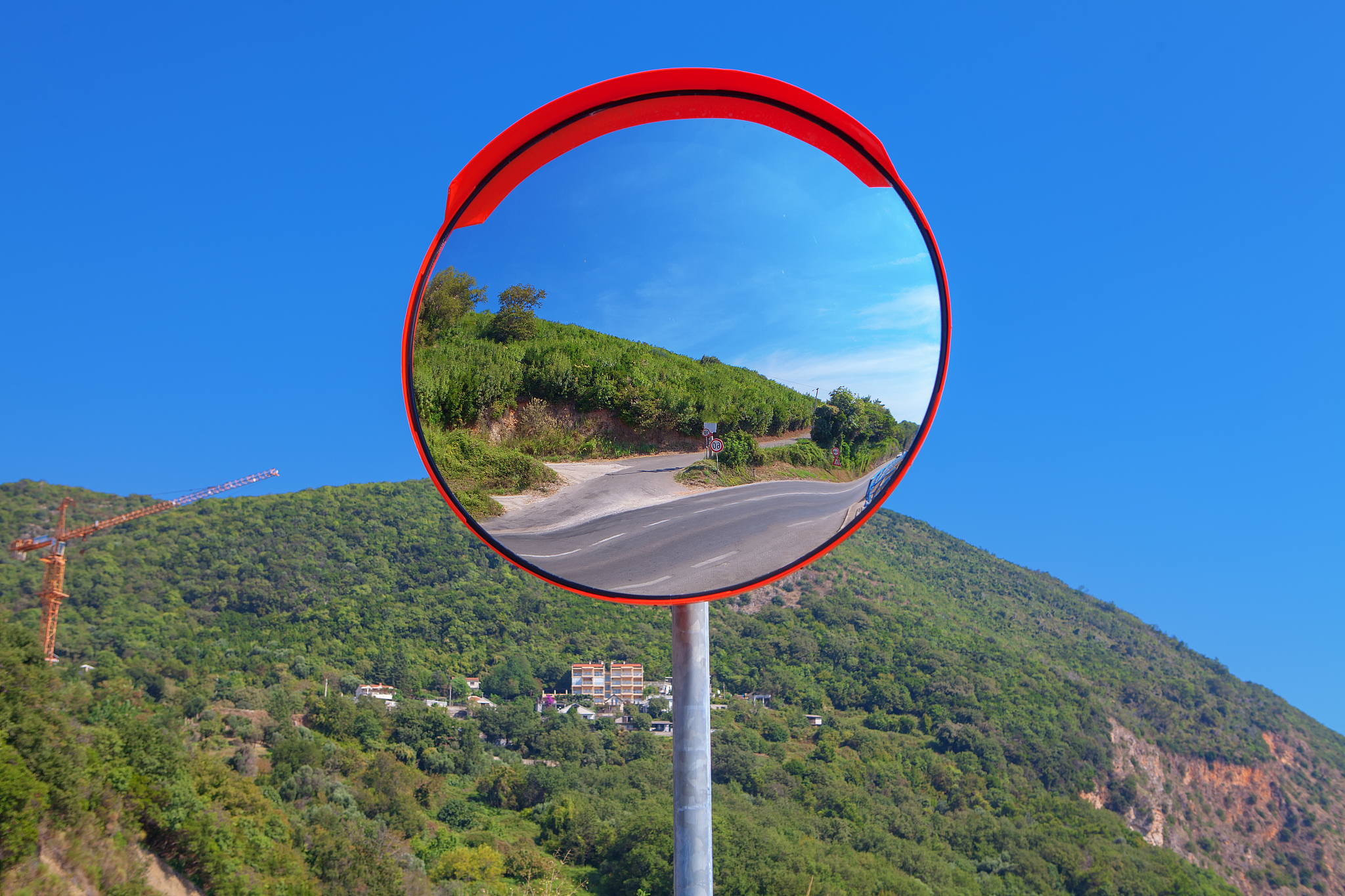 双面镜和单面镜：区别、用途和反射效果