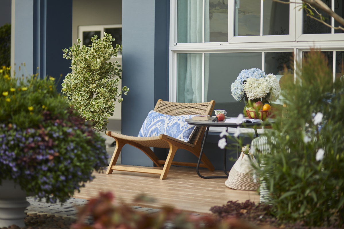 阳台桌椅打造休闲舒适生活：打造你的私人放松空间