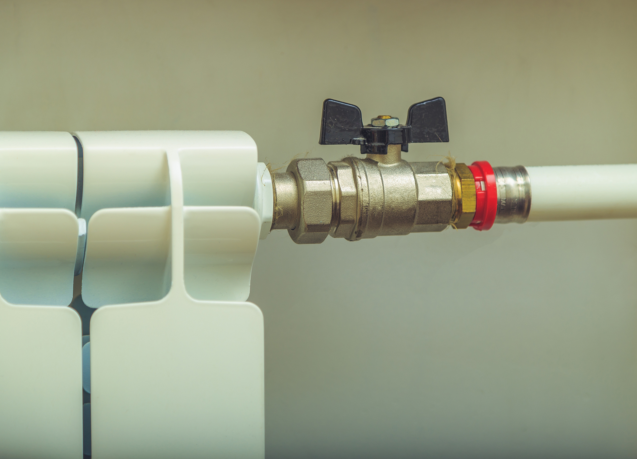 家装冷热电熔水管需要什么配件和材料帮我用200字详细描述