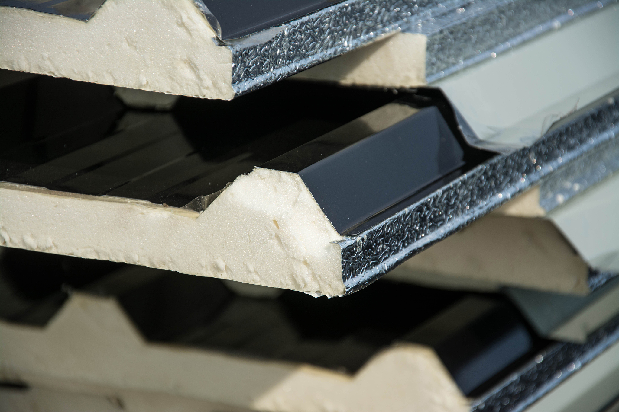翻译： As there is a dearth of vibration results for compositeplates with laminated facings the first frequencies ofsandwich plates composed of a PVC core and 0900cross ply facing are presented in Tables